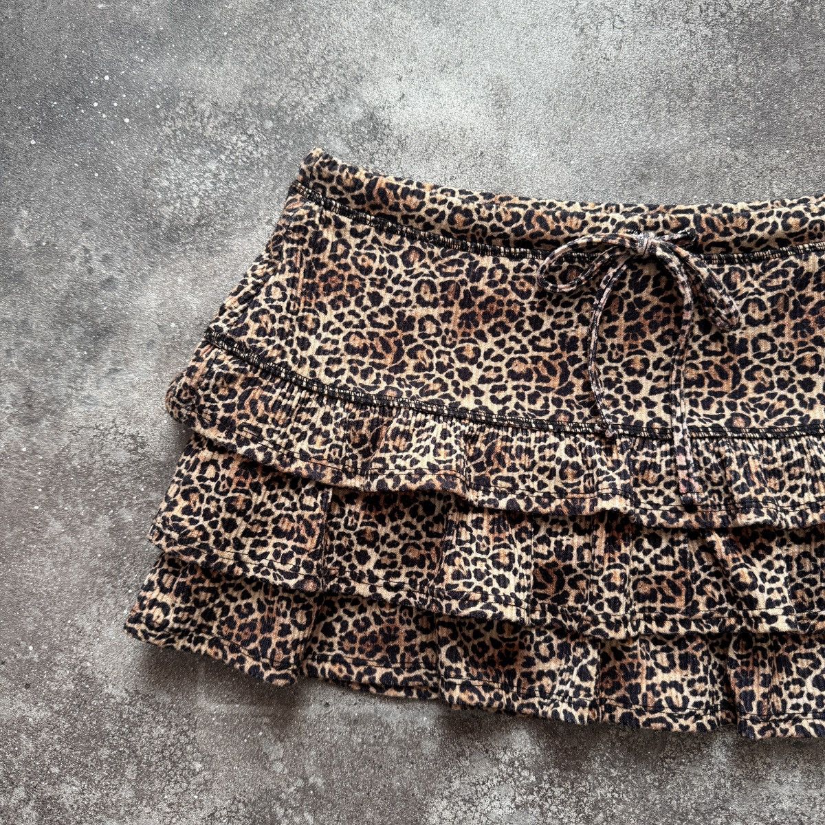 Hysteric Glamour Super Sexy Y2K Leopard Print Low Rise Ruffle Mini Skirt Size 27" / US 4 / IT 40 - 3 Thumbnail