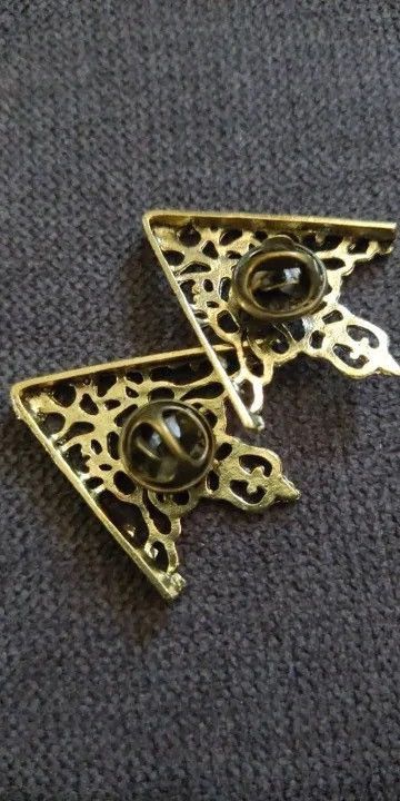 Jewelry Gold Triangle Shirt Collar Brooches Size ONE SIZE - 4 Thumbnail