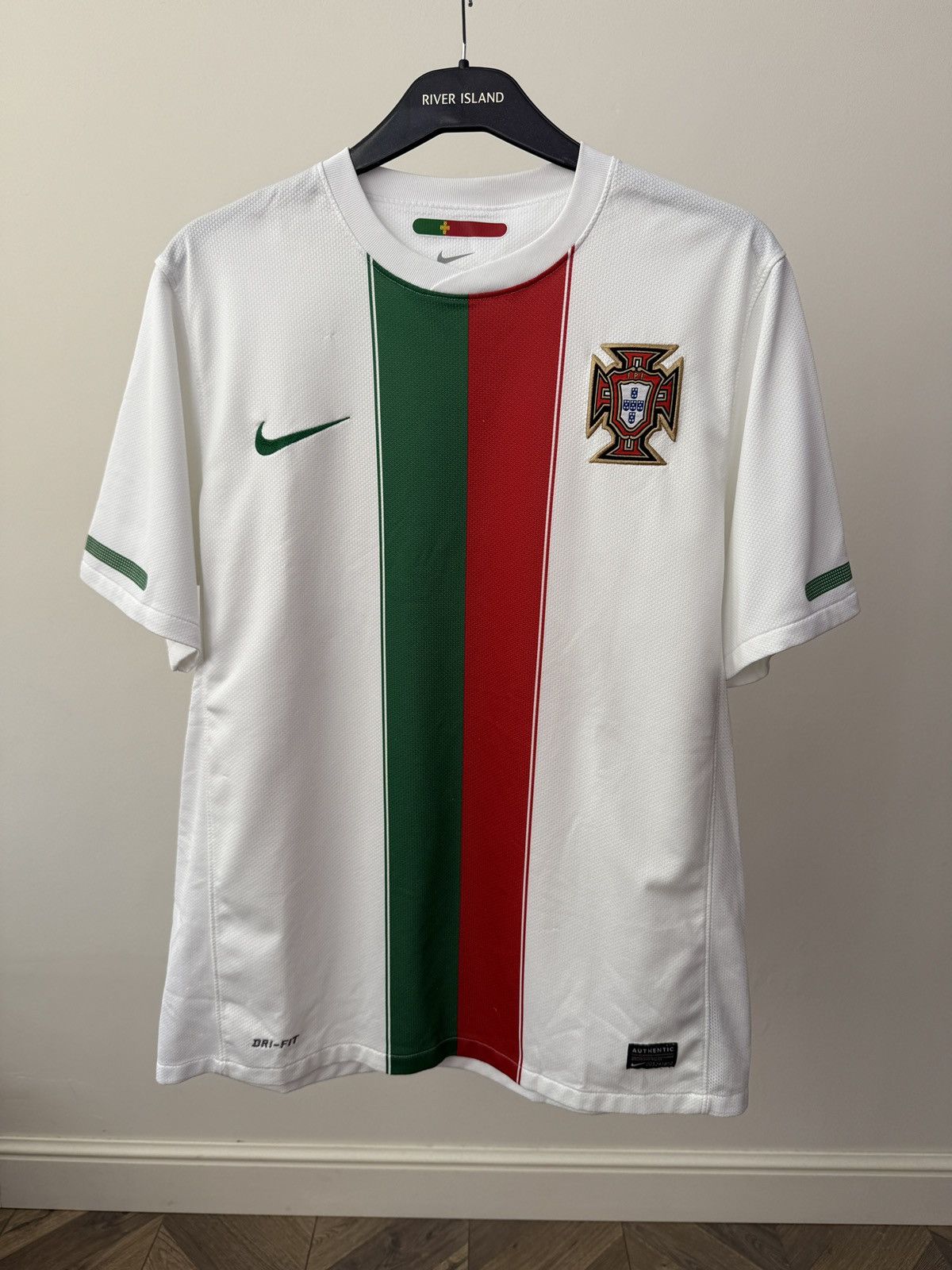 Nike PORTUGAL 2010 2011 AWAY FOOTBALL SHIRT SOCCER JERSEY Size US M / EU 48-50 / 2 - 2 Thumbnail