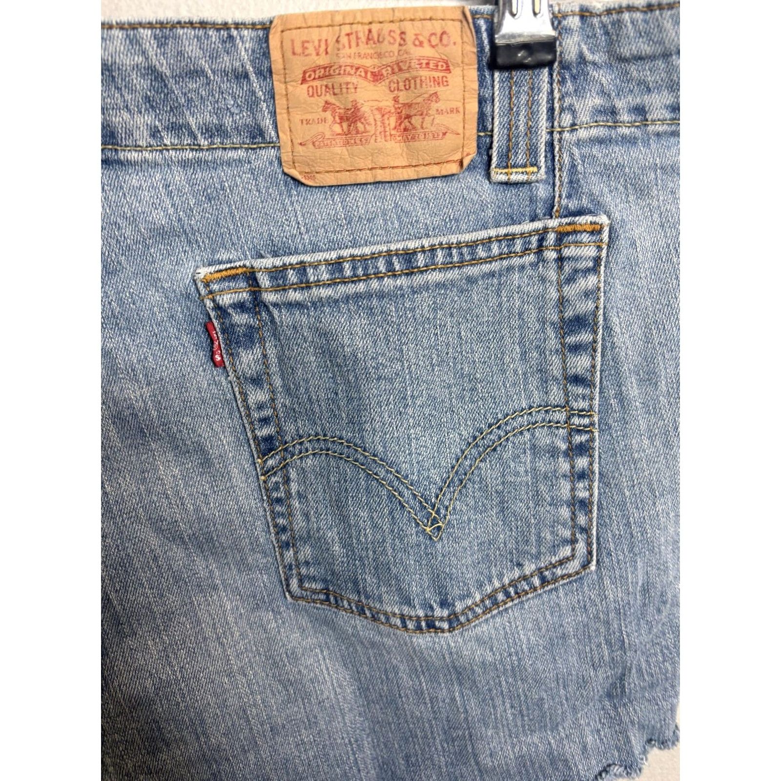 Levi's VINTAGE Levi's Shorts Womens 14 Blue Denim Cut-Off Boot Cut Raw Hem Distressed 528 Fringed Front Flat Front 3 in Inseam Size 36" / US 14 / IT 50 - 6 Thumbnail