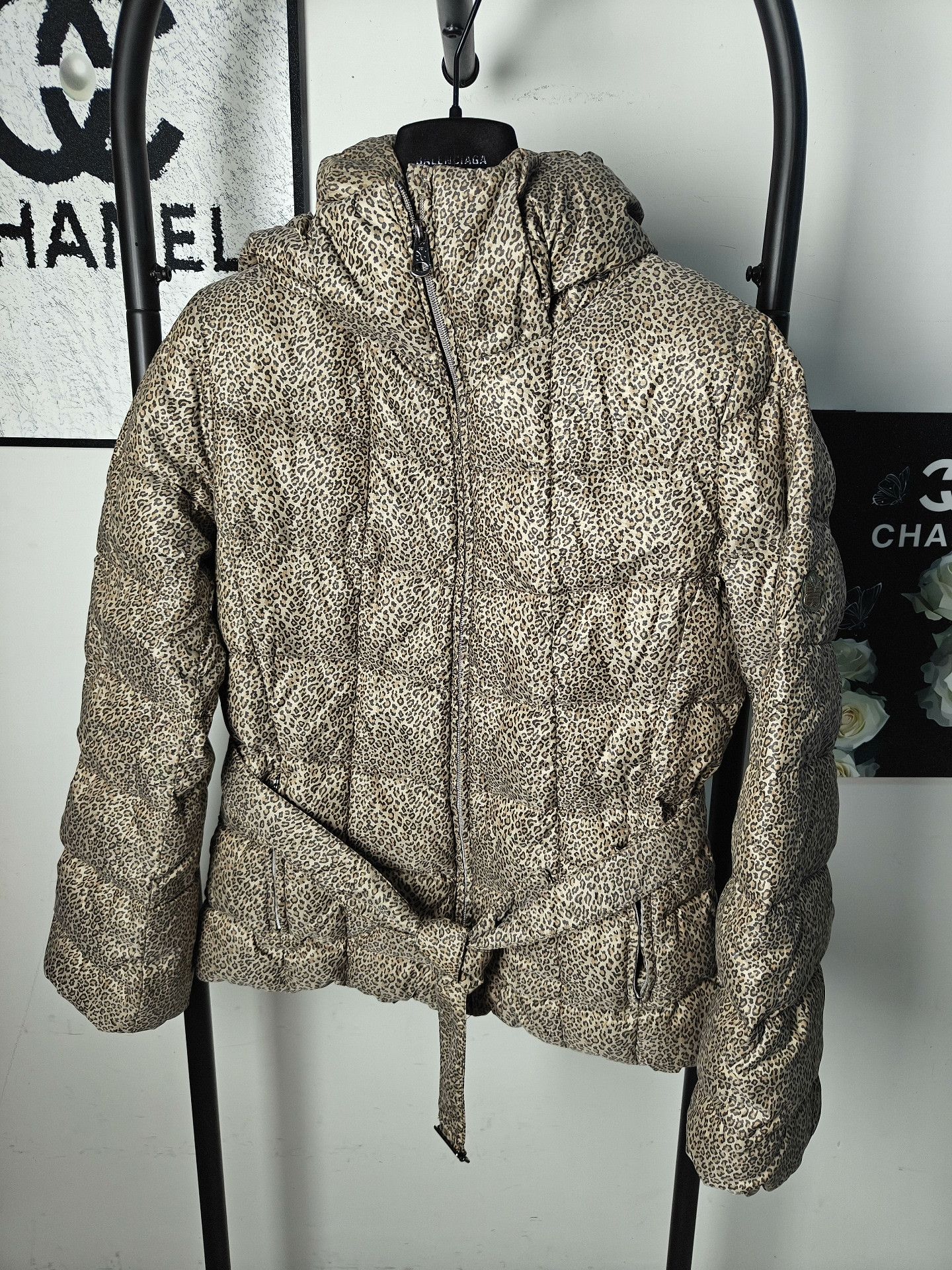Max Mara Max Mara Down White Down Jacket M Women Size M / US 6-8 / IT 42-44 - 1 Thumbnail