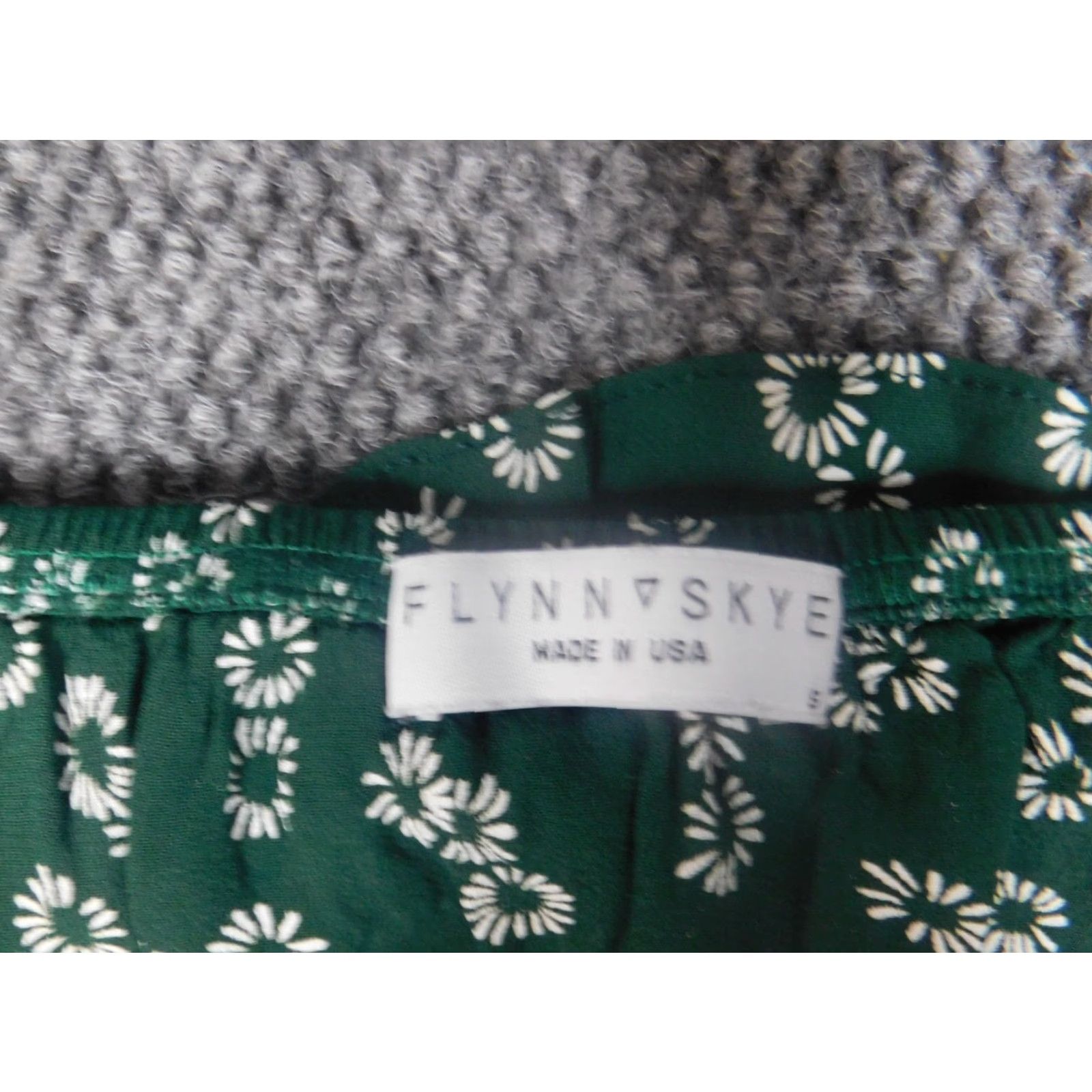 Vintage Flynn Skye Blouse Women Small Green Floral Knit Rayon Crew Neck Sleeveless Pullover Casual Stretch Regular Basic Vintage No Size S / US 4 / IT 40 - 4 Thumbnail