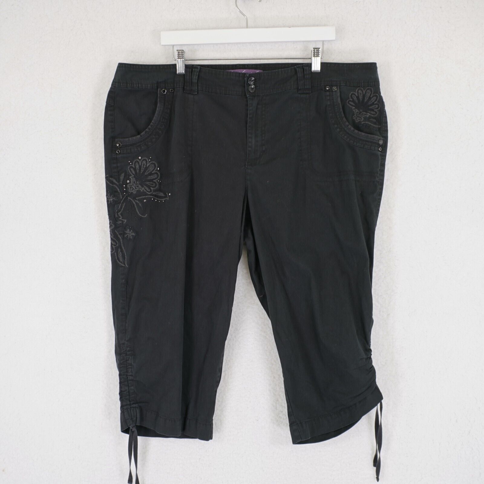 Gloria Vanderbilt Gloria Vanderbilt Black Capri Pants 20W Floral Embrodiery Hi Size 42" / US 20 - 1 Thumbnail