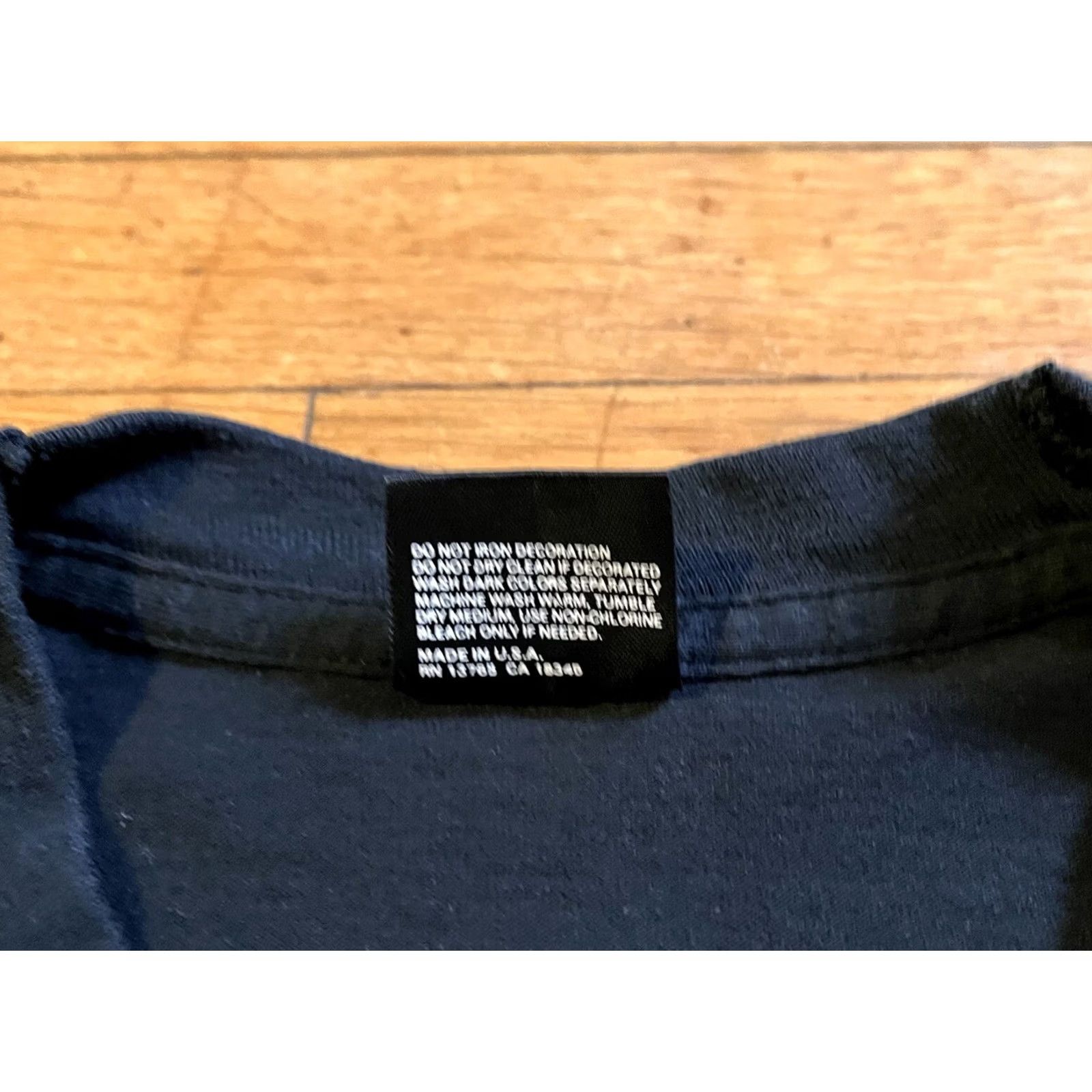 Fruit Of The Loom VINTAGE Beeline Bee Playing Cards Run Shirt Men’s L Black Cotton Polyester USA 90s Graphic Print Double-Sided Logo Pocket Shirt Mens Size US L / EU 52-54 / 3 - 7 Thumbnail