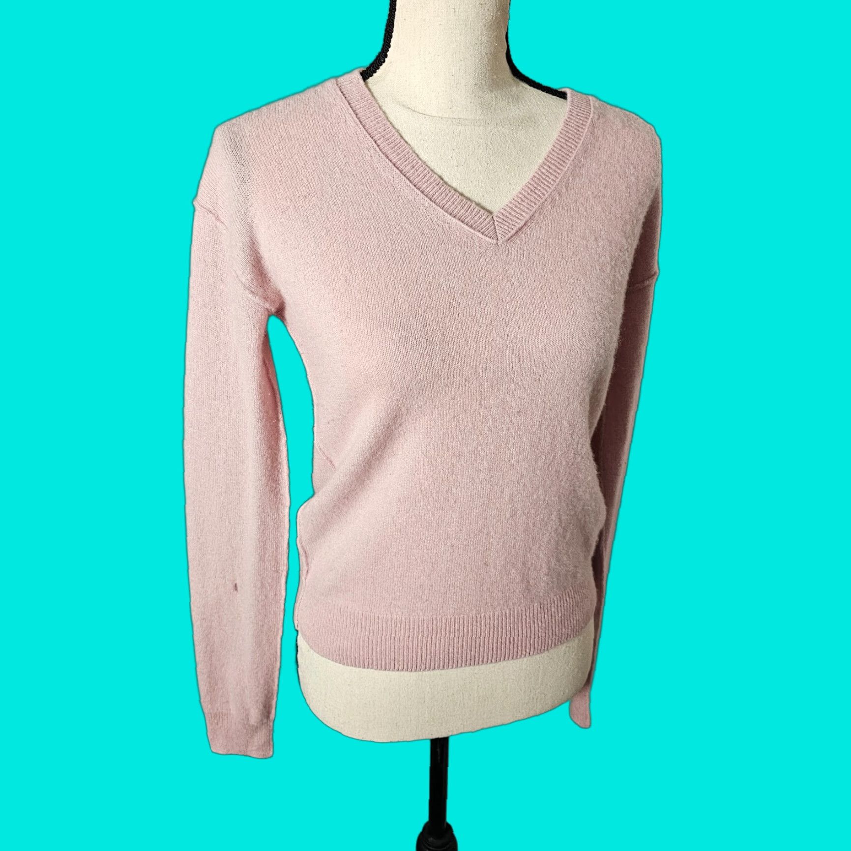 Neiman Marcus VINTAGE Neiman Marcus Cashmere Sweater XS Pink V-Neck Long Sleeve Casual Womens Size XS / US 0-2 / IT 36-38 - 1 Thumbnail