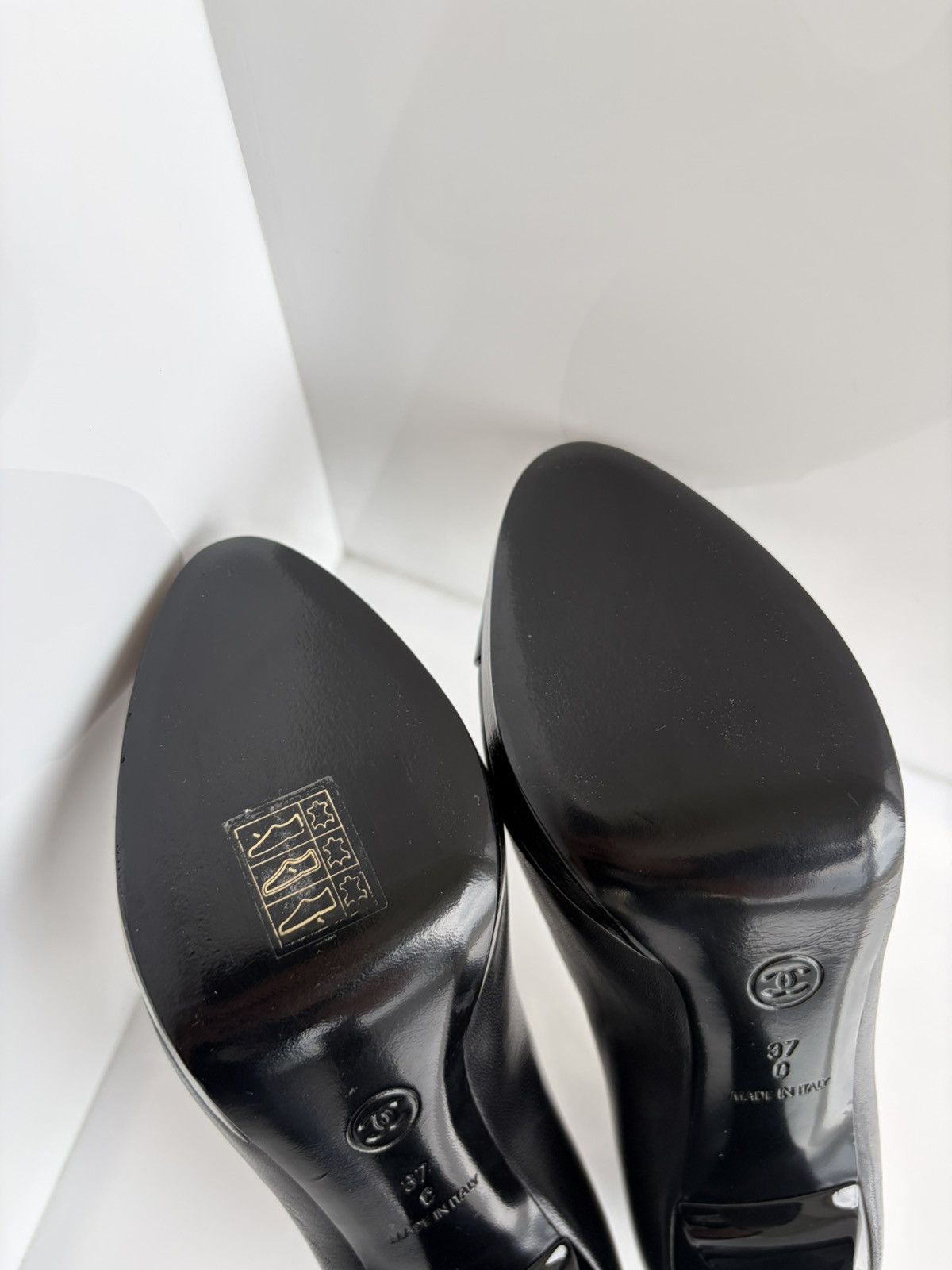 Chanel Chanel CC Logo Leather And Patent Cap Toe Heels Size 37C Size US 7 / IT 37 - 12 Thumbnail