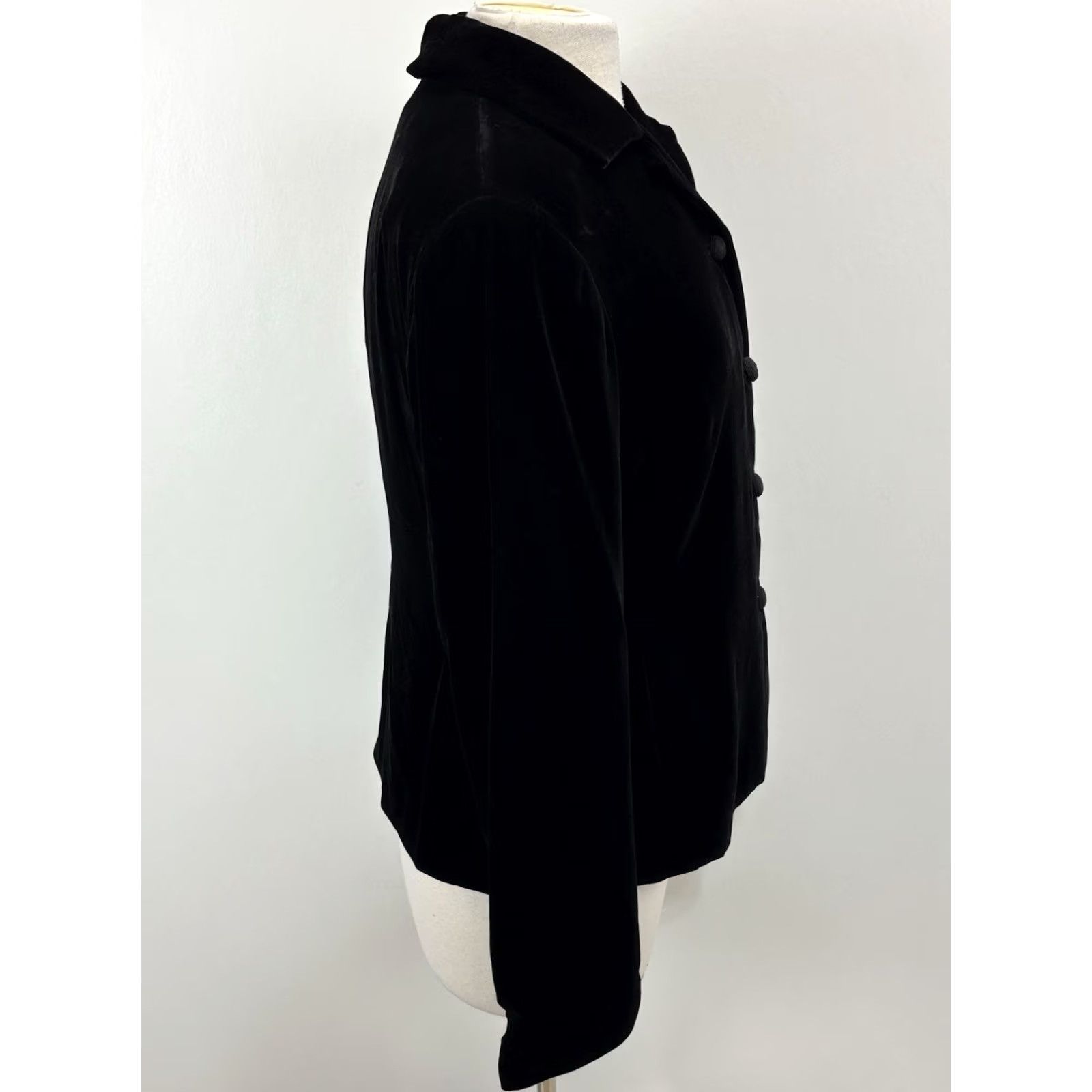 Jones New York VINTAGE Jones New York Velvet Jacket Women’s 10 Whimsigoth 90s Witchy Black Velvet Jacket Womens 10 Whimsigoth 90s Size L / US 10 / IT 46 - 4 Thumbnail