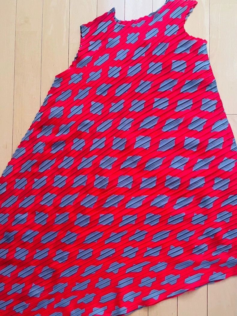 Issey Miyake Issey Miyake size:2 Red fish-scale main line dress Size XS / US 0-2 / IT 36-38 - 2 Thumbnail