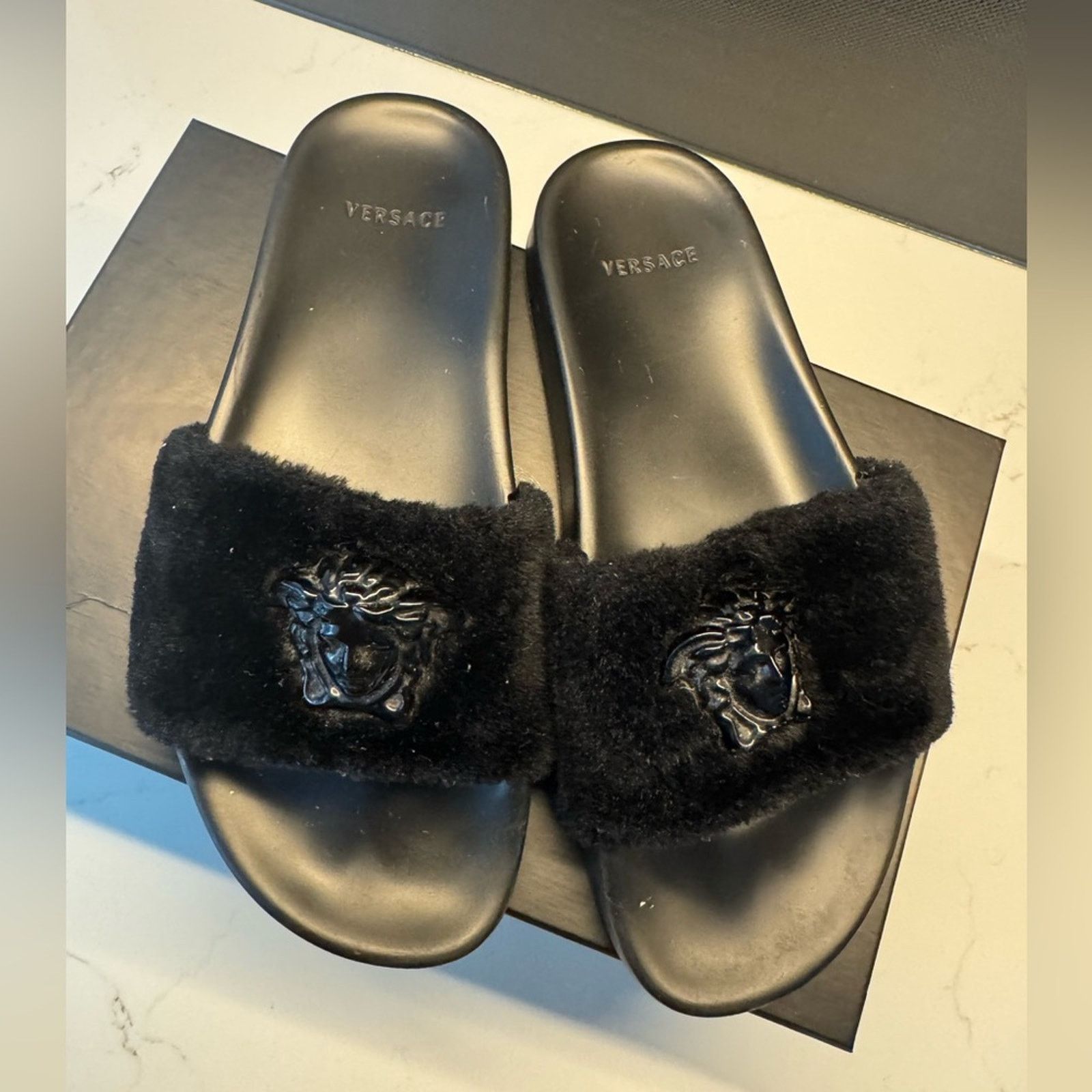 Versace Versace la Medusa fur slide sandals black logo size 40 Size US 9.5 / IT 39.5 - 2 Thumbnail