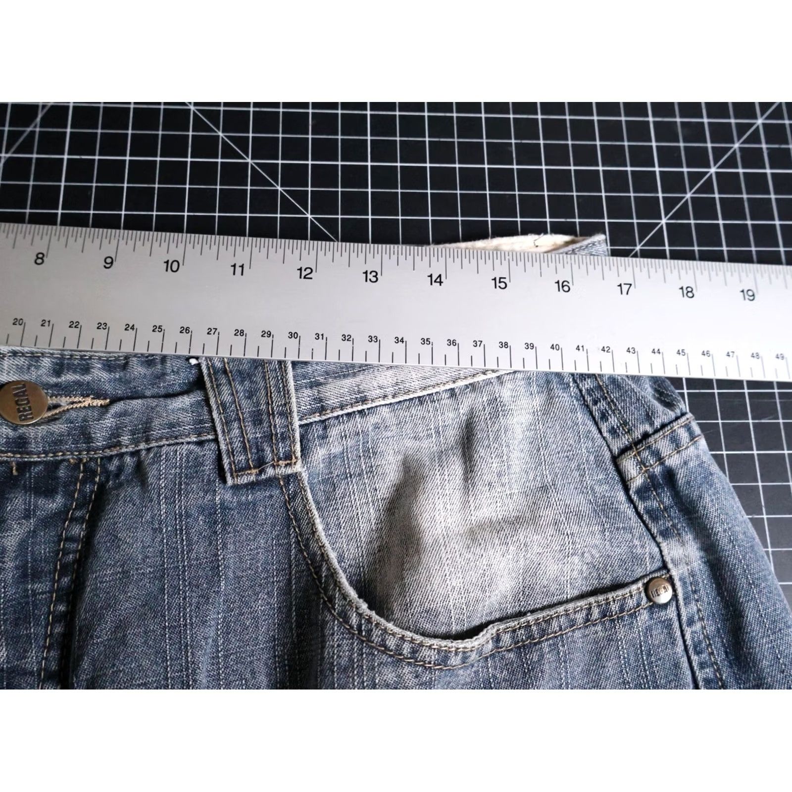 Denime VINTAGE Regal Jeans Cargo Shorts Mens 33 x 13 Denim Blue 90s Hip Hop Retro Taped Leg Cargo Pocket Zip Fly Jeans Shorts Size US 32 / EU 48 - 5 Thumbnail
