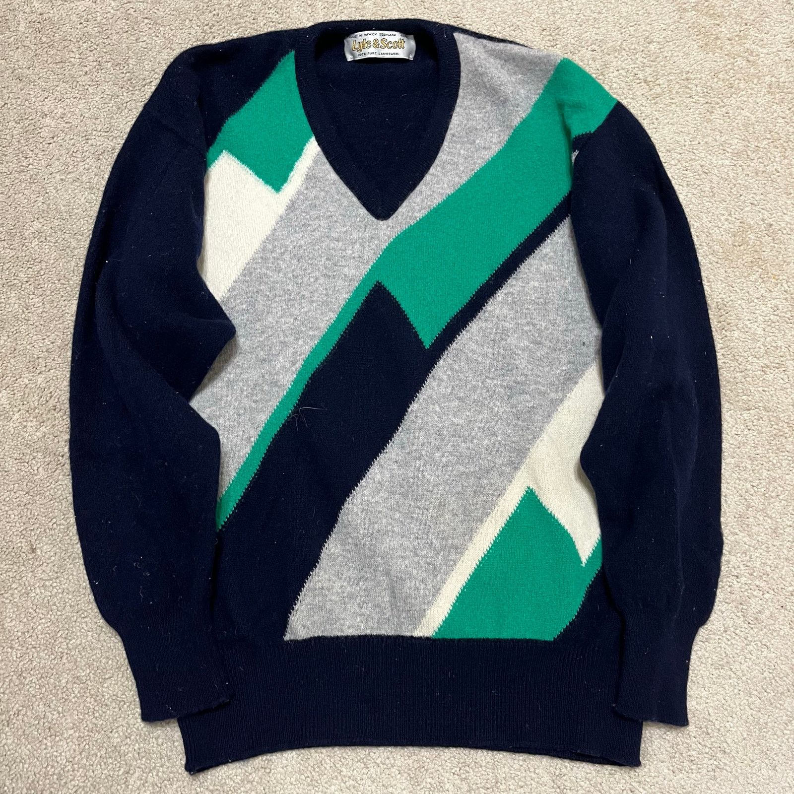 Lyle & Scott Vintage Lyle & Scott Lambswool Geometric V Neck Sweater Lrg Size US L / EU 52-54 / 3 - 1 Thumbnail