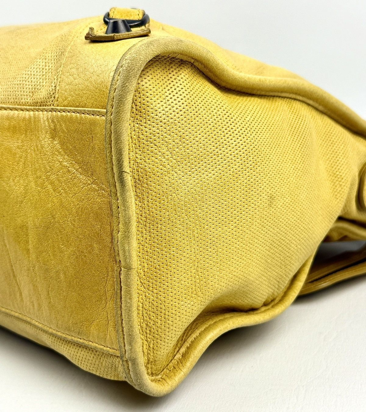 Balenciaga Balenciaga - Ghesquière - 2000’s - Lemon - Peforated - City Size ONE SIZE - 19 Thumbnail