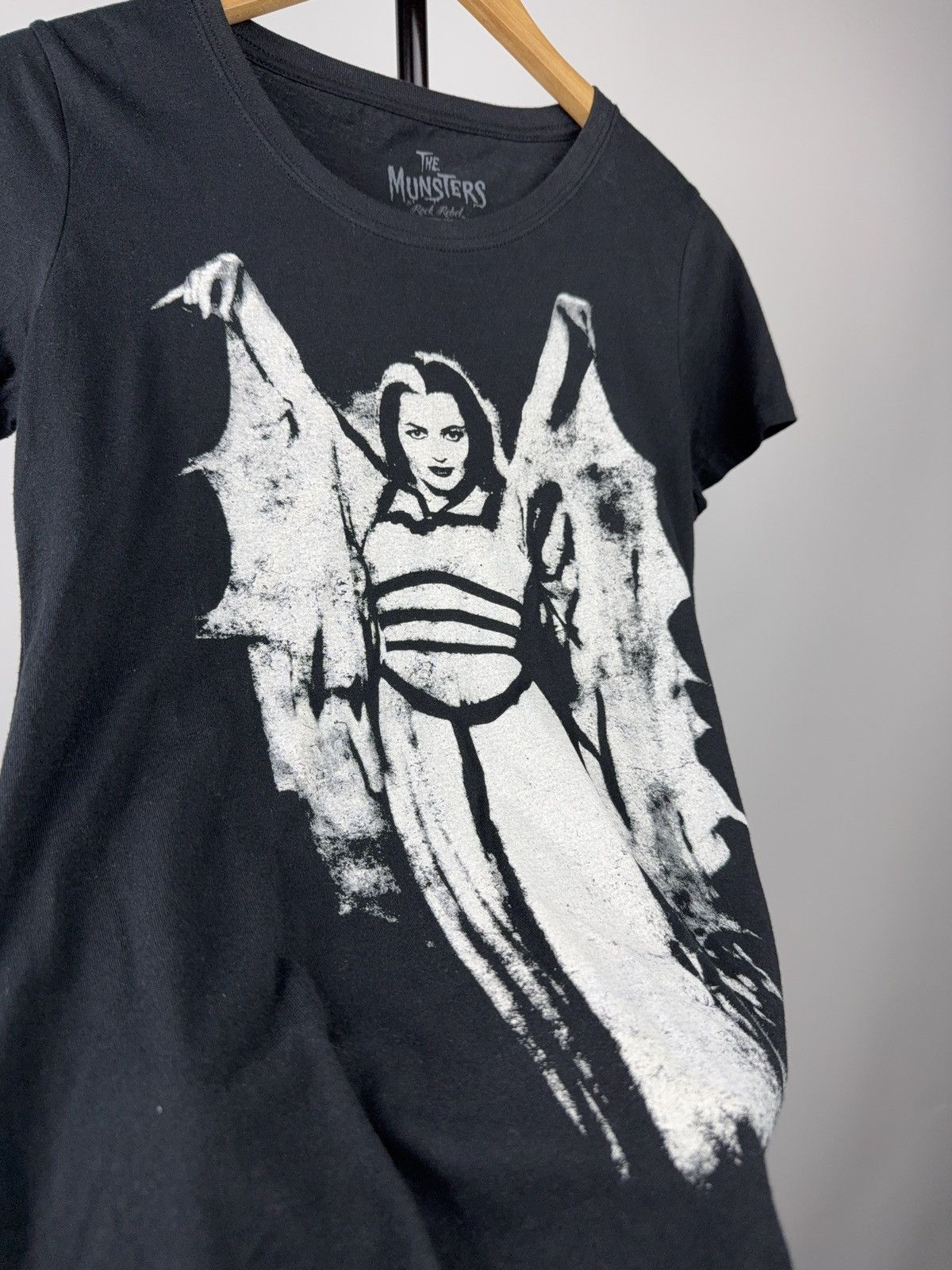 Band Tees 00s The Munsters Lily Munster Rock Rebel Tee Made in USA L Size L / US 10 / IT 46 - 6 Thumbnail