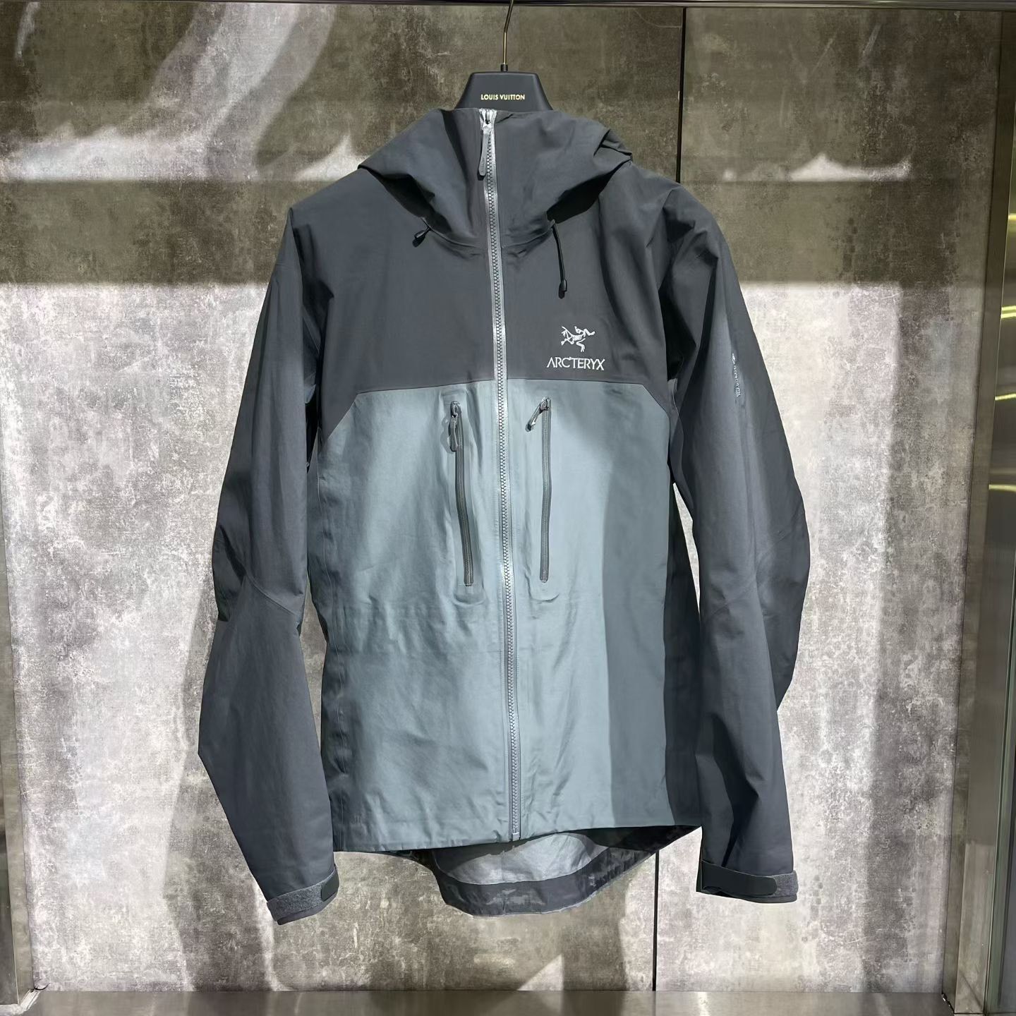Arc'teryx Arc'teryx Gray Light Jacket l Men Size US L / EU 52-54 / 3 - 1 Thumbnail