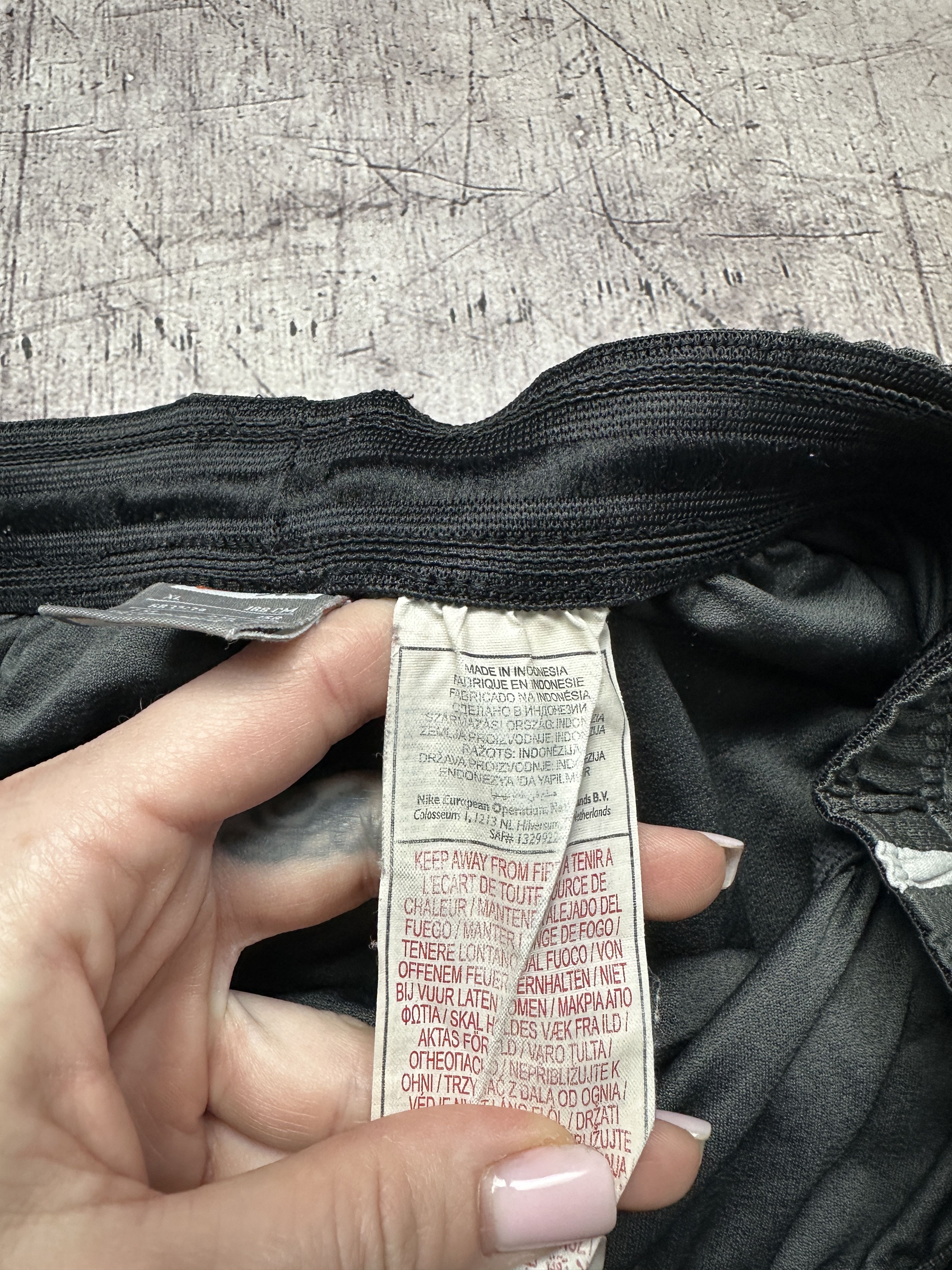 Nike Nike Vintage Mens Nylon Shorts Size US 36 / EU 52 - 7 Thumbnail