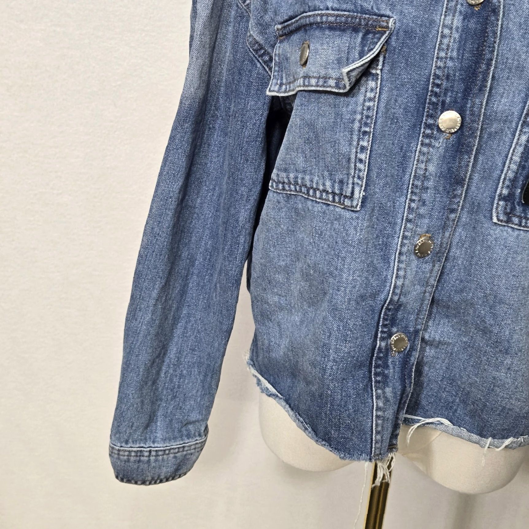 Karl Lagerfeld Karl Lagerfeld Jacket Womens Medium Blue Denim Raw Hem Logo Patch Paris Trucker Size M / US 6-8 / IT 42-44 - 4 Thumbnail
