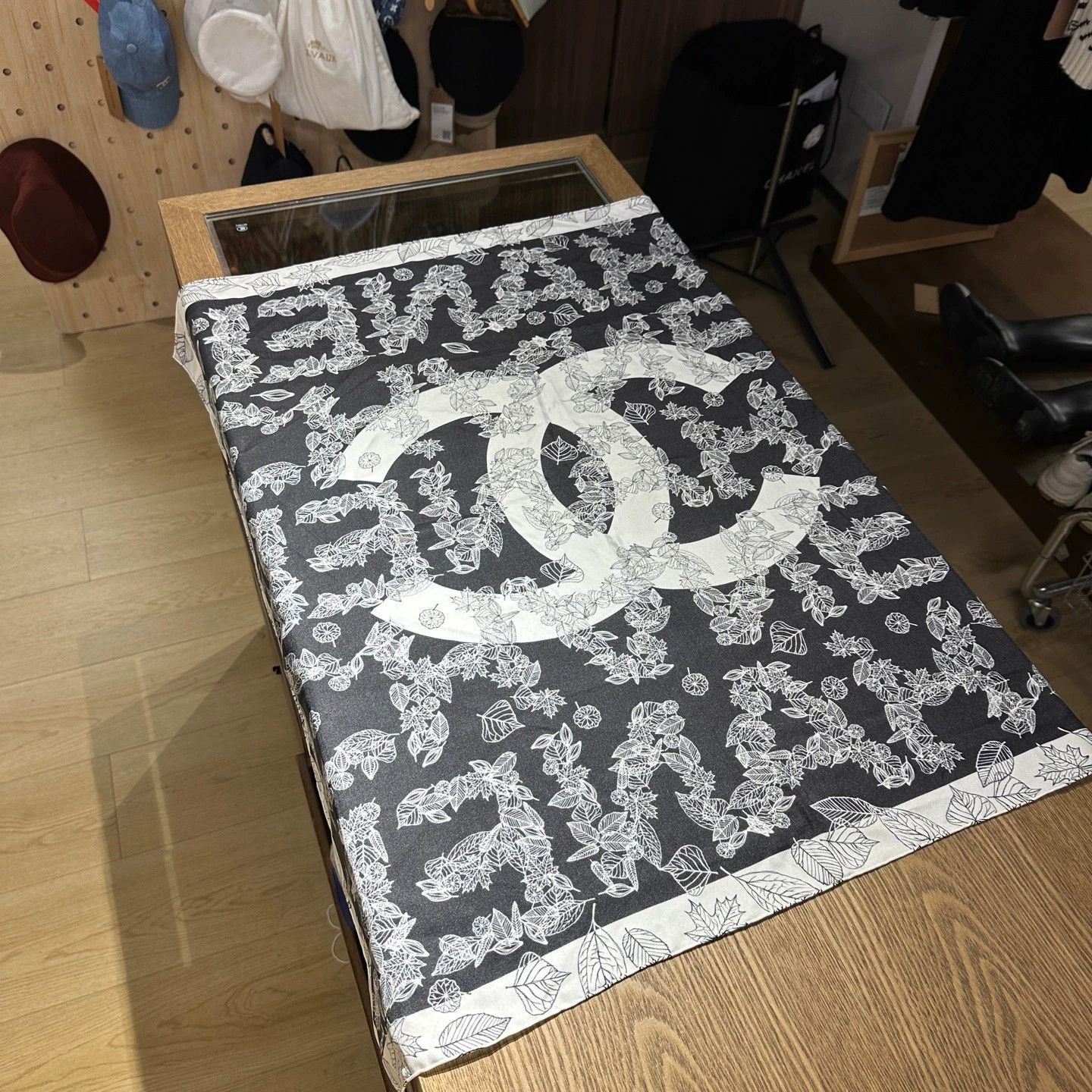 Chanel Chanel all-over leaf logo silk scarf may369 Size ONE SIZE - 2 Thumbnail