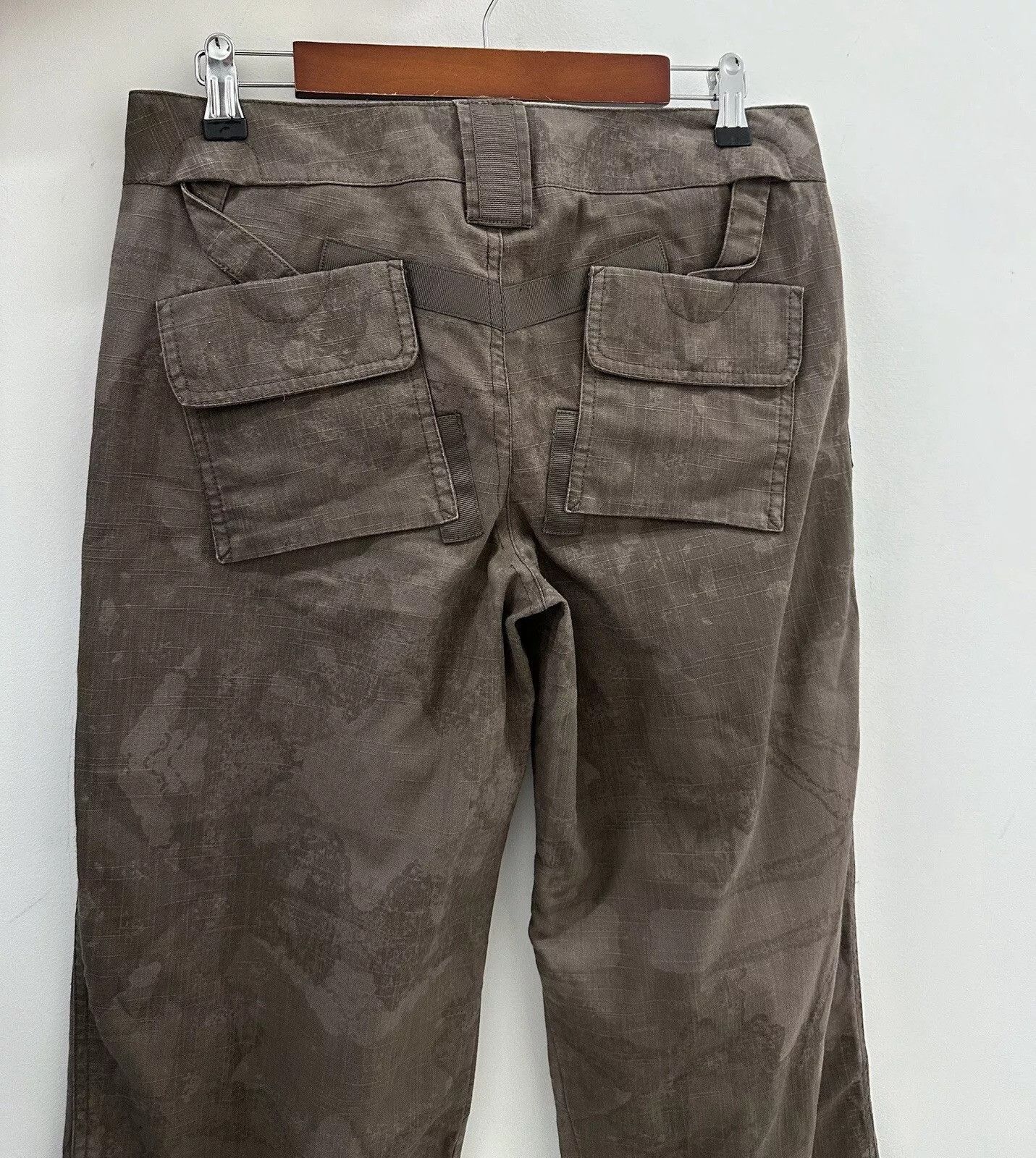 Nike Vintage Nike Acg 2000s Y2k Wide Baggy Pants Pocket Camo Size 27" / US 4 / IT 40 - 6 Thumbnail