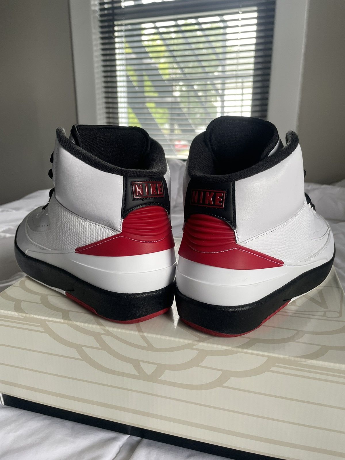 Jordan Brand × Nike 2022 Air Jordan Chicago 2 Size 8.5 Size US 8.5 / EU 41-42 - 2 Thumbnail