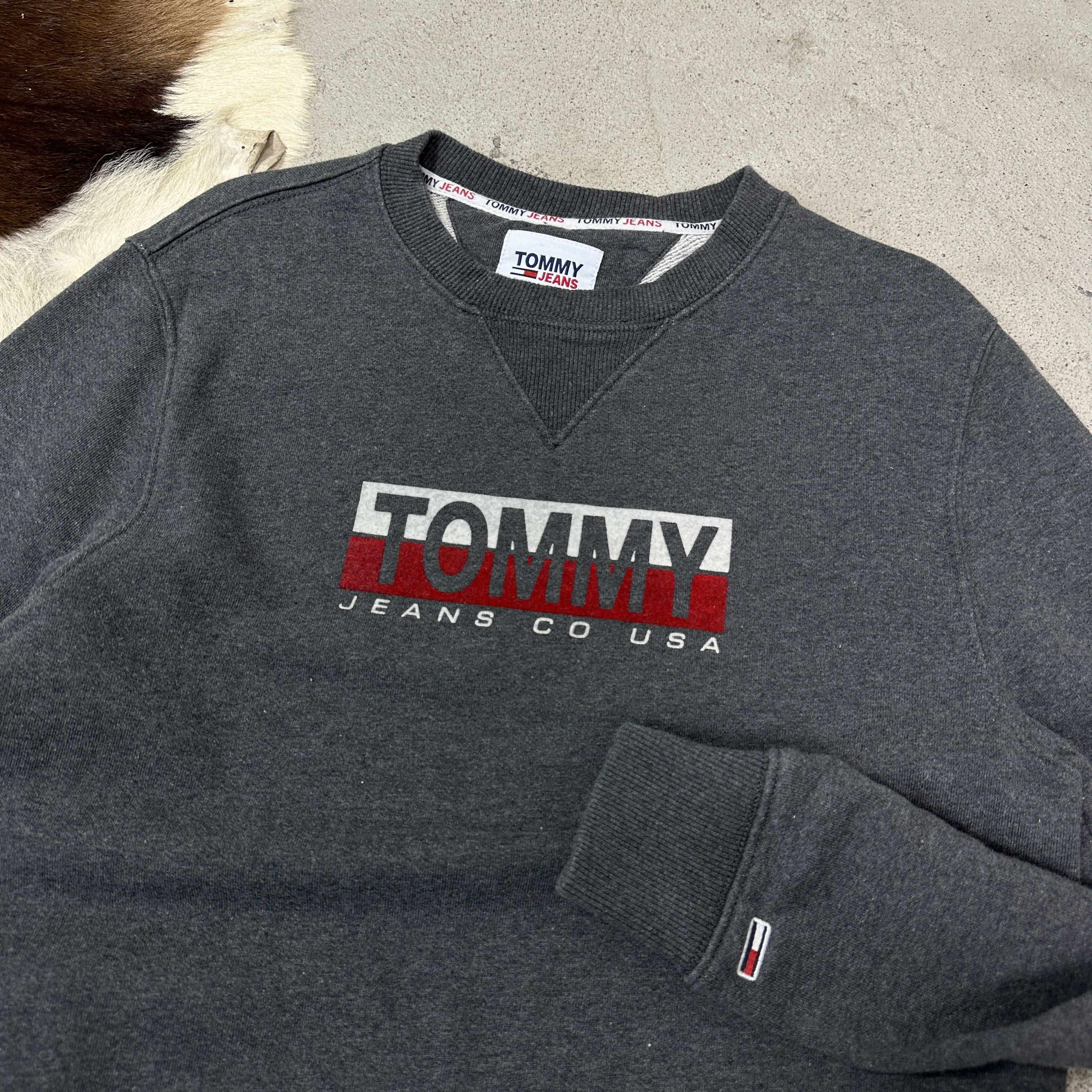 Tommy Hilfiger Vintage Streetwear Sporty Tommy Hilfiger Sweatshirt Y2K Size US S / EU 44-46 / 1 - 2 Thumbnail