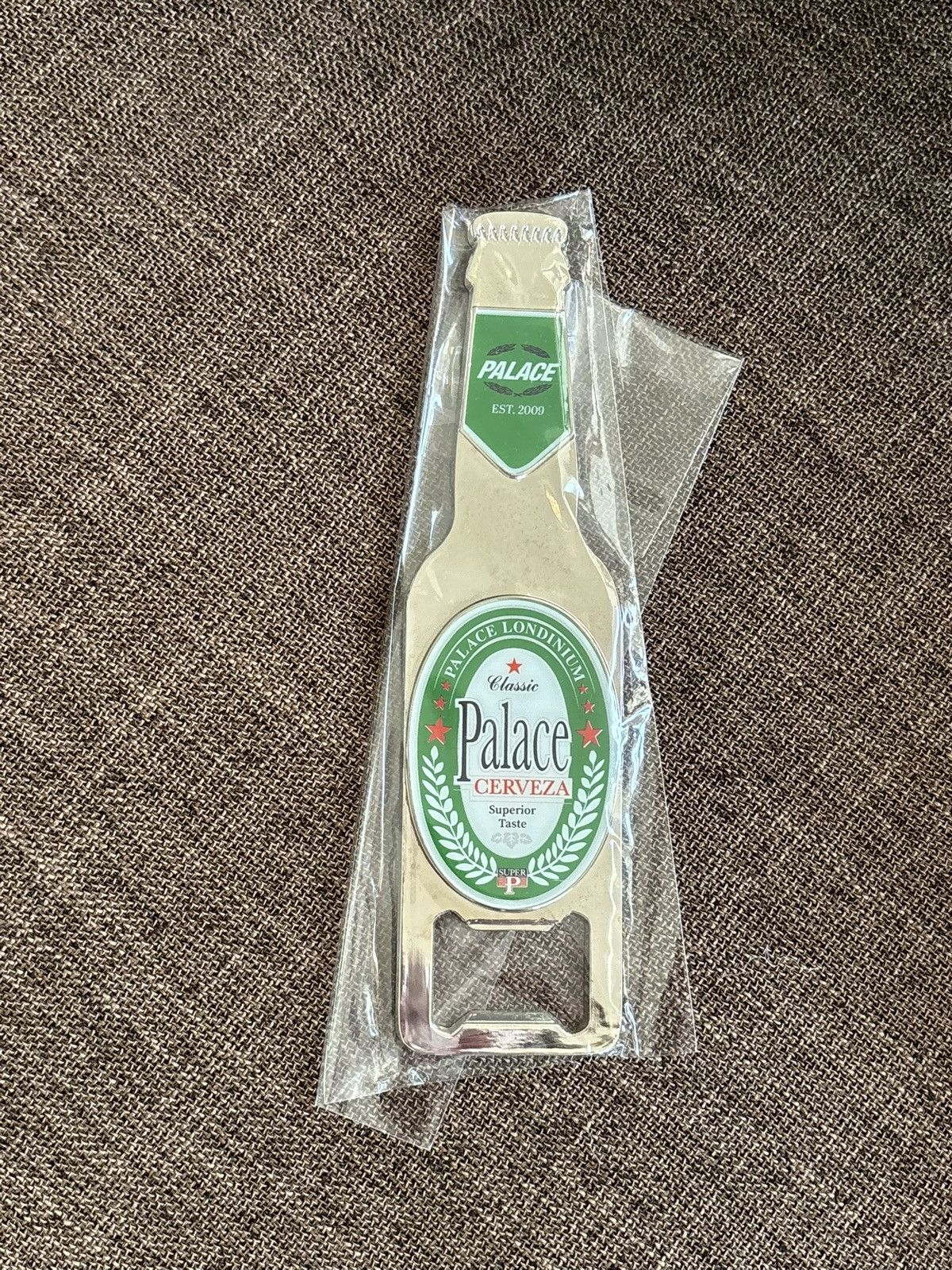 Palace Palace BOTTLE OPENER MAGNET in GREEN / SILVER (SS25) Size ONE SIZE - 1 Thumbnail
