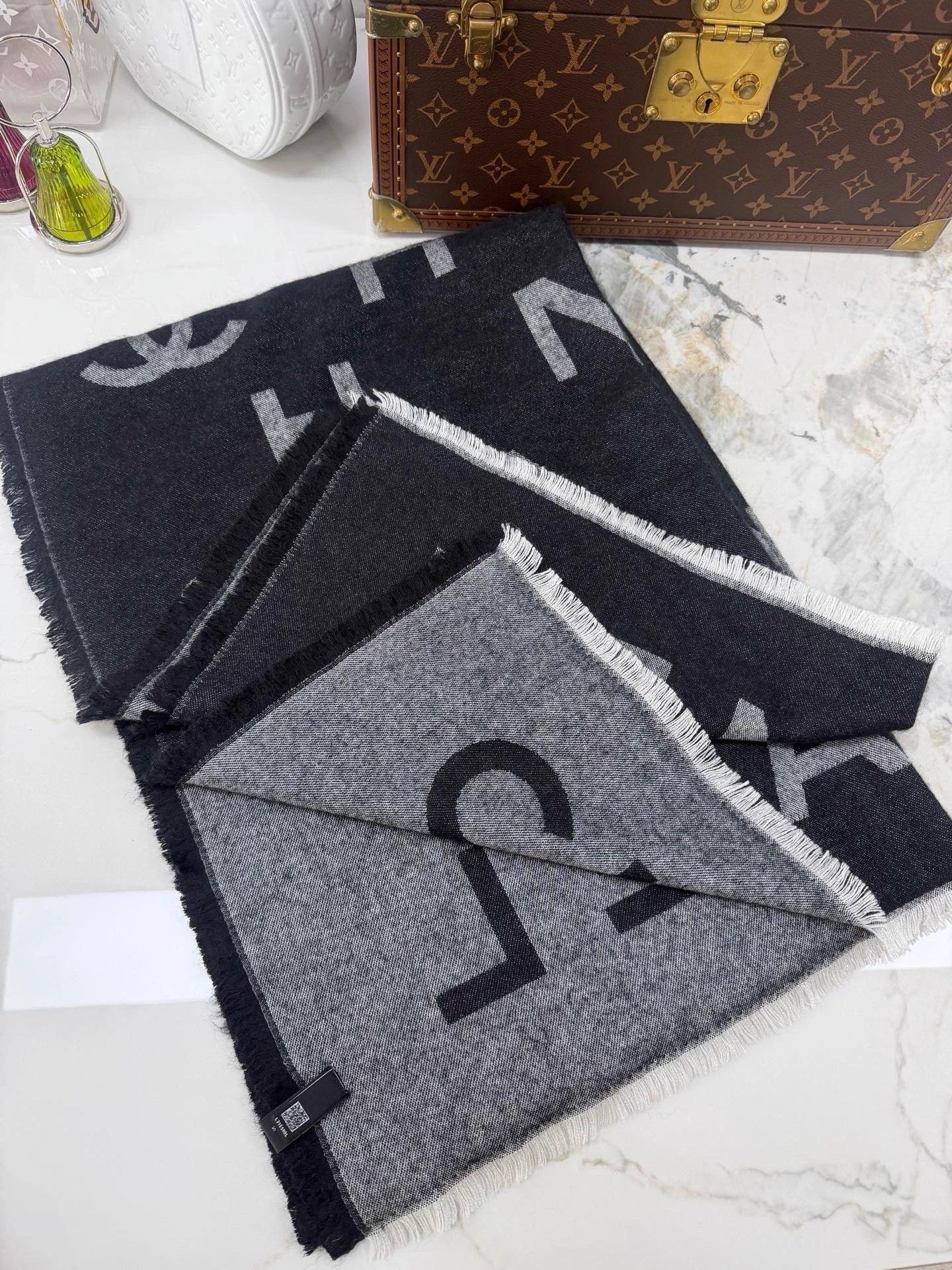 Chanel Chanel 25S B-G Reversible Logo Silk-Cashmere Scarf Size ONE SIZE - 3 Thumbnail