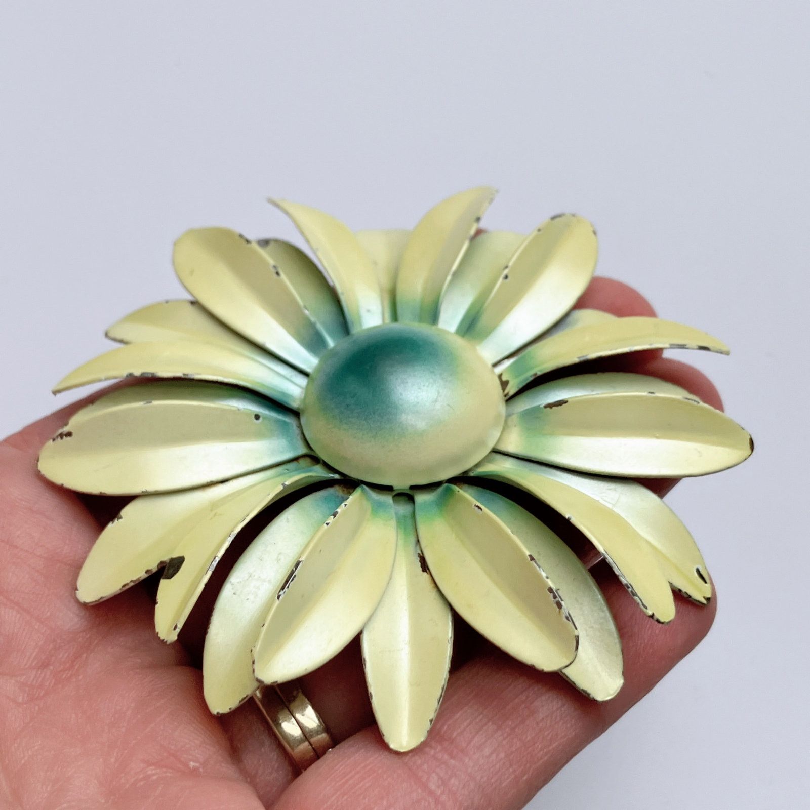 Vintage VTG 1960s Mod Cream Yellow Enamel Daisy Flower Power Brooch Size ONE SIZE - 5 Thumbnail