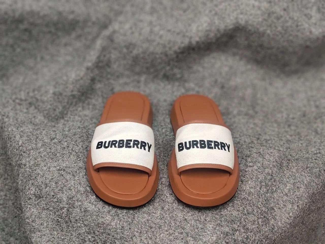 Burberry Burberry Buckingham Brown Logo Slides in Canvas & Leather Size US 9 / IT 39 - 3 Thumbnail