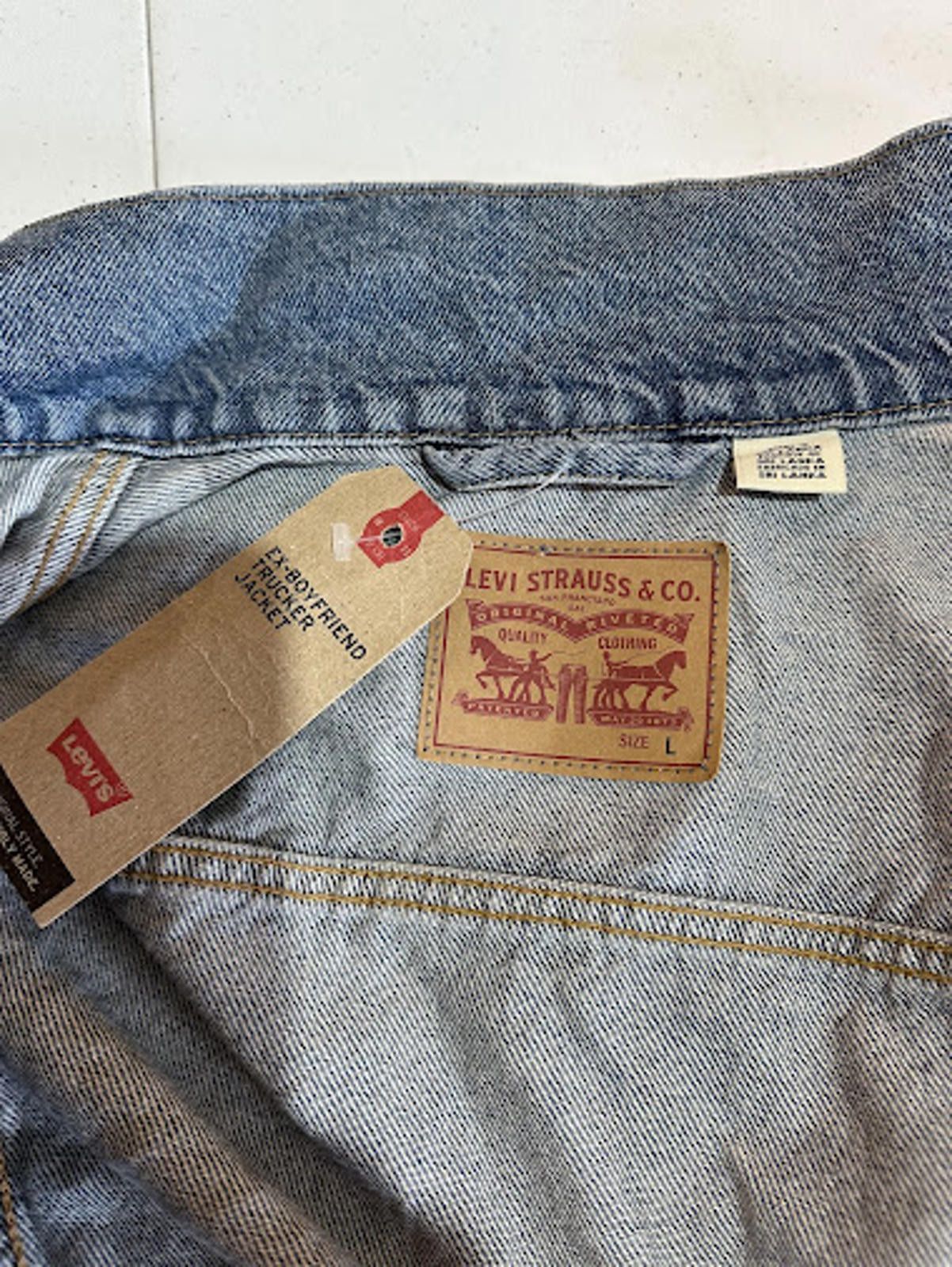 Other Levis Trucker Denim Jacket Mens L Light Wash Classic NWT Size US L / EU 52-54 / 3 - 7 Thumbnail