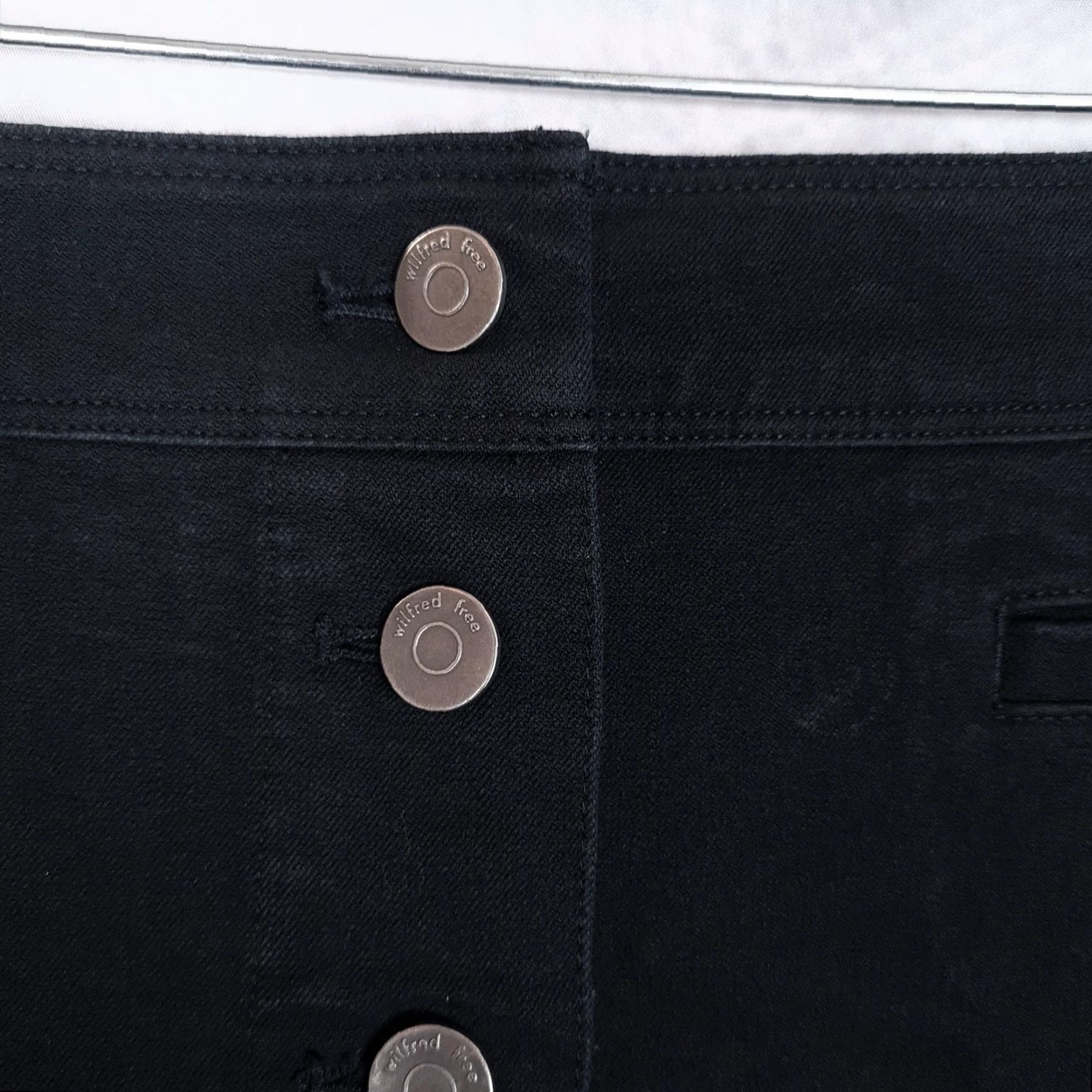 Vintage Wilfred Free Skirt Womens 6 Black Denim A-Line Mini Stretch Button Front Casual Size 28" / US 6 / IT 42 - 4 Thumbnail