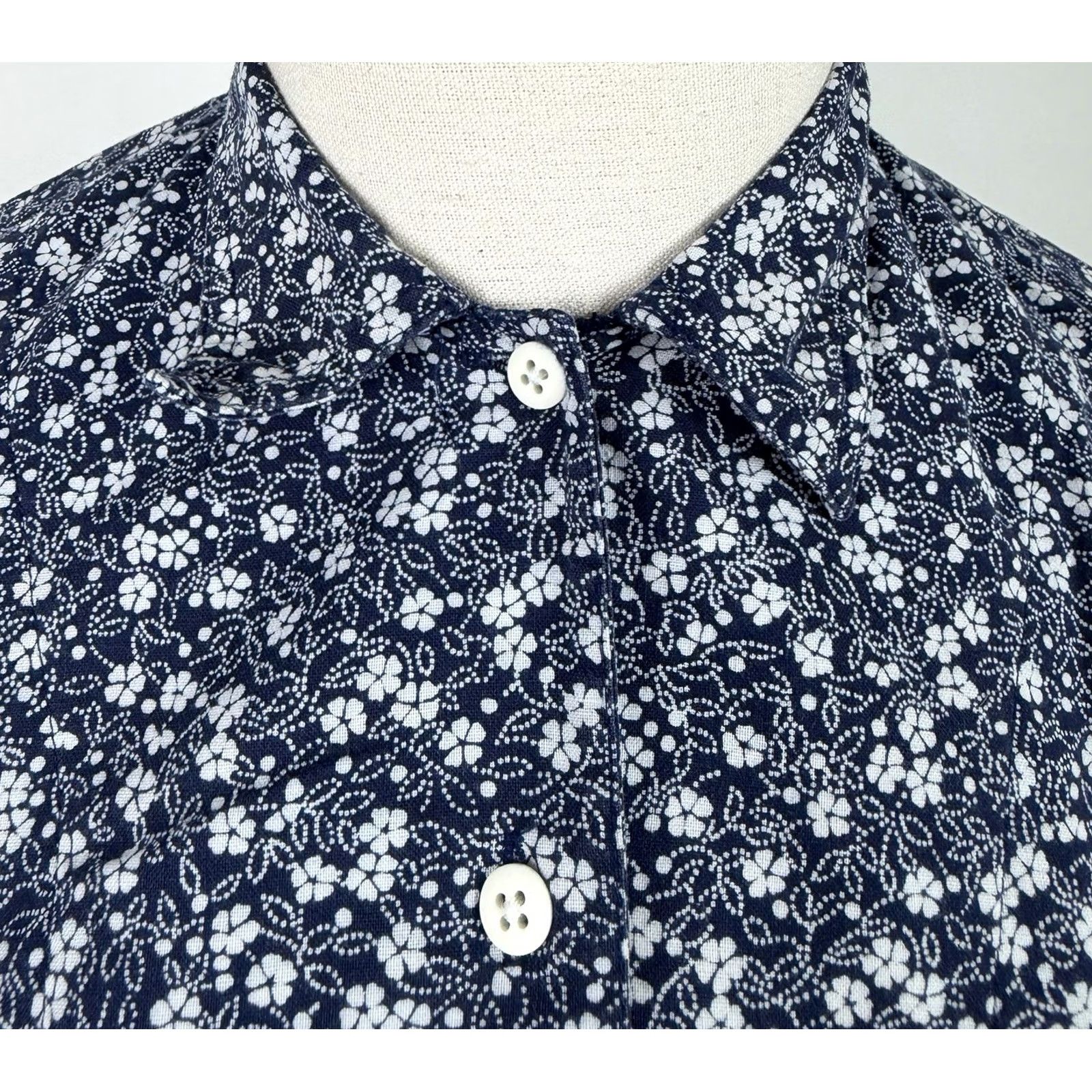 Vintage VINTAGE Woolrich Womens Small Blue Floral Button-Up Shirt Size S / US 4 / IT 40 - 4 Thumbnail