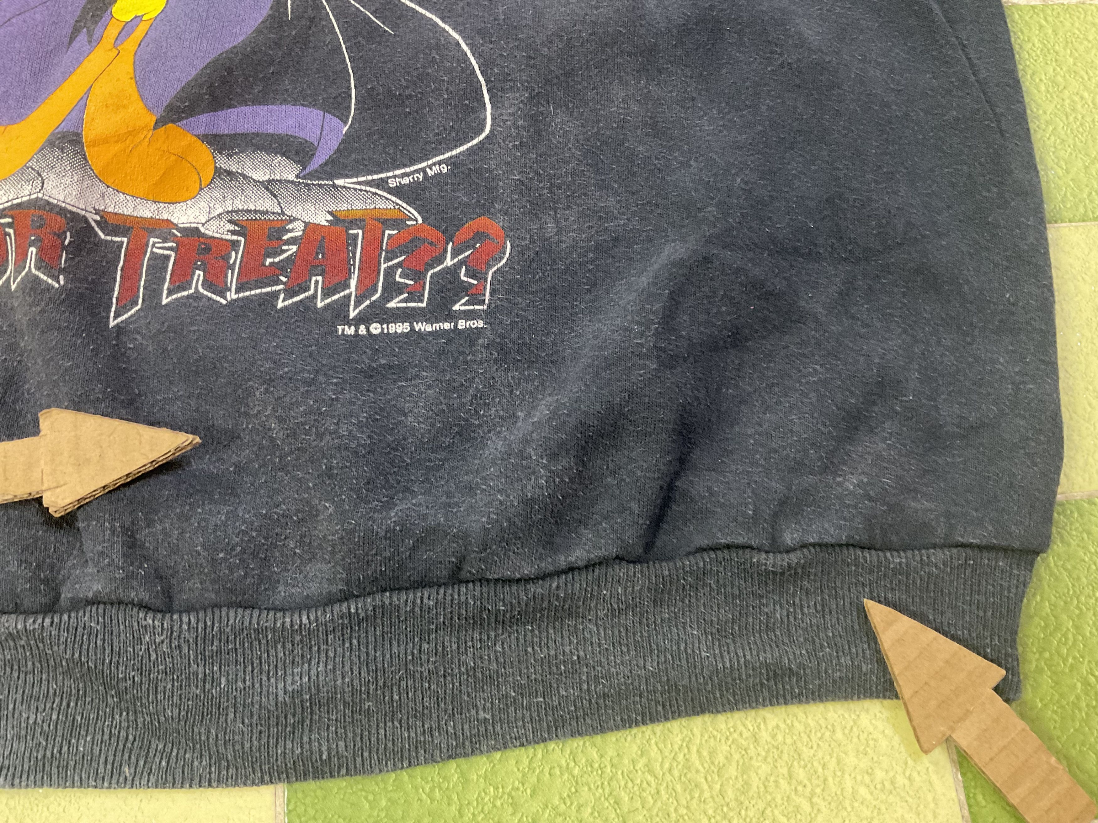 Disney Vintage 1995 Tweety Bird Twick or Treat Sweatshirt Size US L / EU 52-54 / 3 - 6 Thumbnail