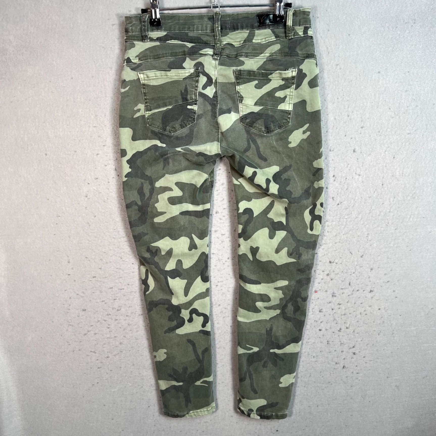 Vintage VINTAGE Elan Women's Skinny Camo Jeans Size Medium Cotton Blend Zipper Pocket Green 2000s Size 32" / US 10 / IT 46 - 2 Thumbnail
