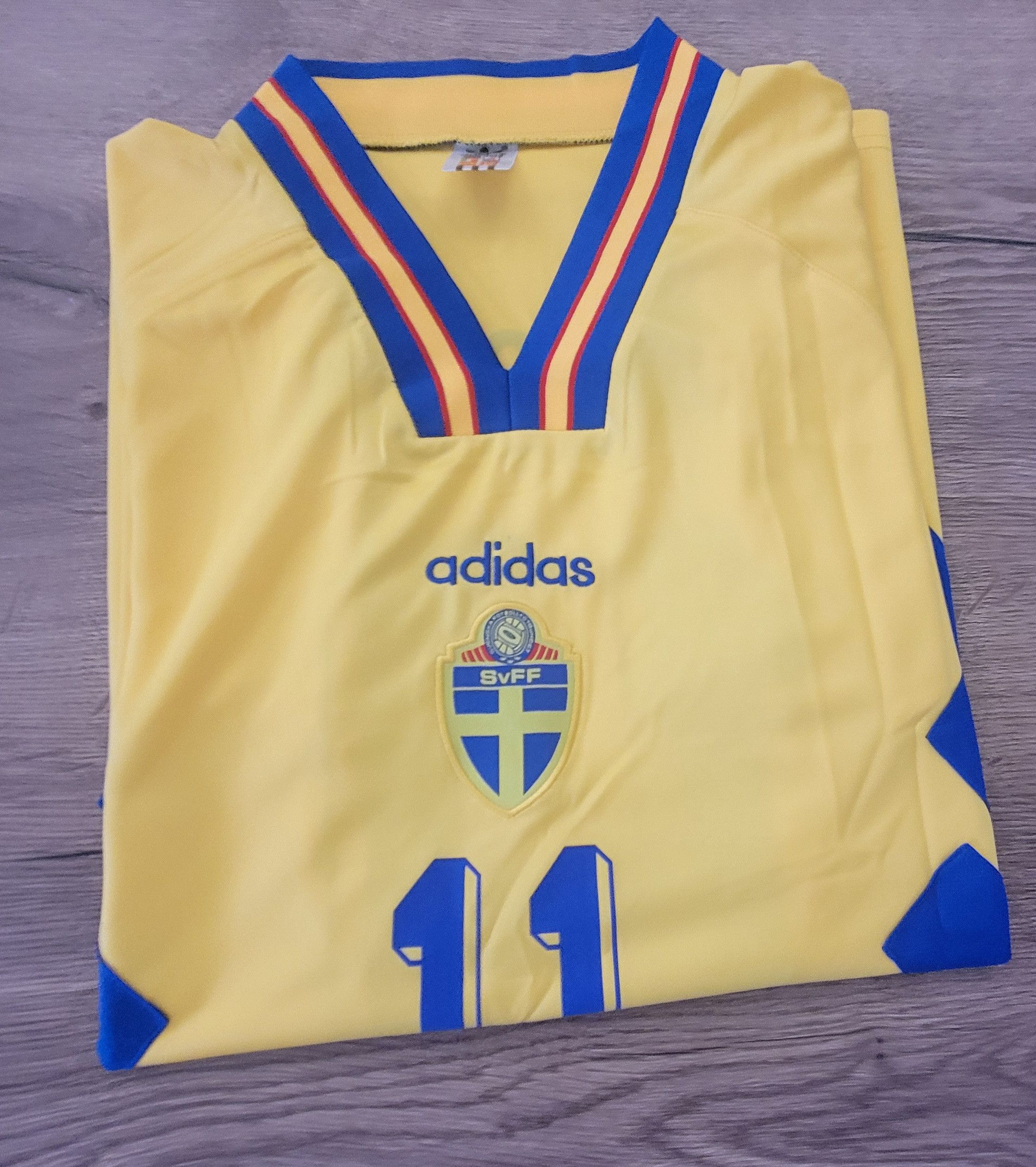 Other Brolin 11 Sweden 1994 Vintage Soccer Jersey Trikot Size US L / EU 52-54 / 3 - 5 Thumbnail