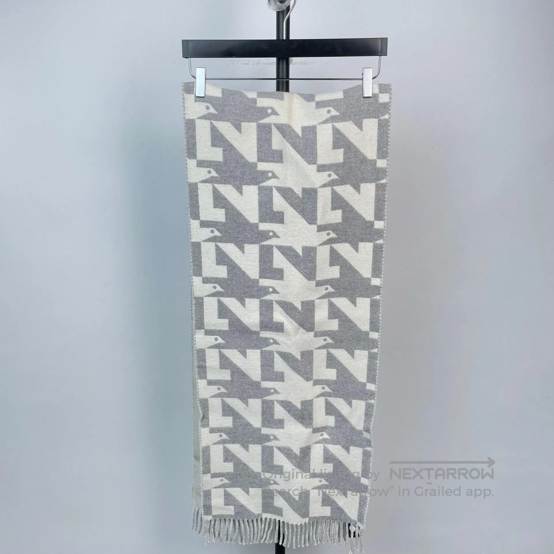 Louis Vuitton Louis Vuitton Houndstooth gray and white fringed large log Size ONE SIZE - 1 Thumbnail