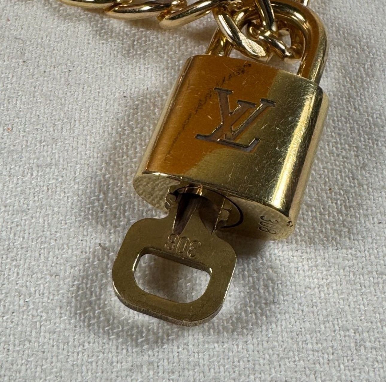 Louis Vuitton Louis Vuitton Lock n key with a Generic Chain Size ONE SIZE - 3 Thumbnail