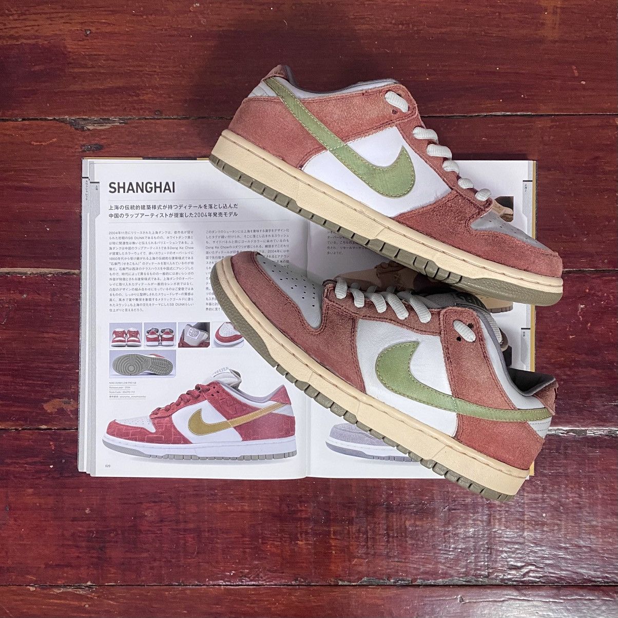 Nike SB Dunk Low Shanghai 1 2004 Size US 8 / EU 41 - 1 Thumbnail