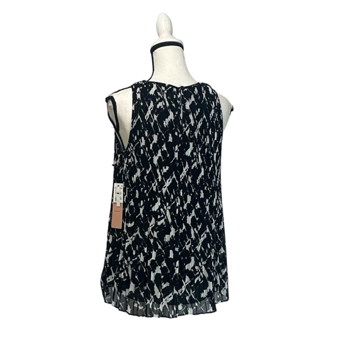 Other Halogen(R) Sleeveless Pleated Georgette Top in Black- Ivory Size XS / US 0-2 / IT 36-38 - 4 Thumbnail