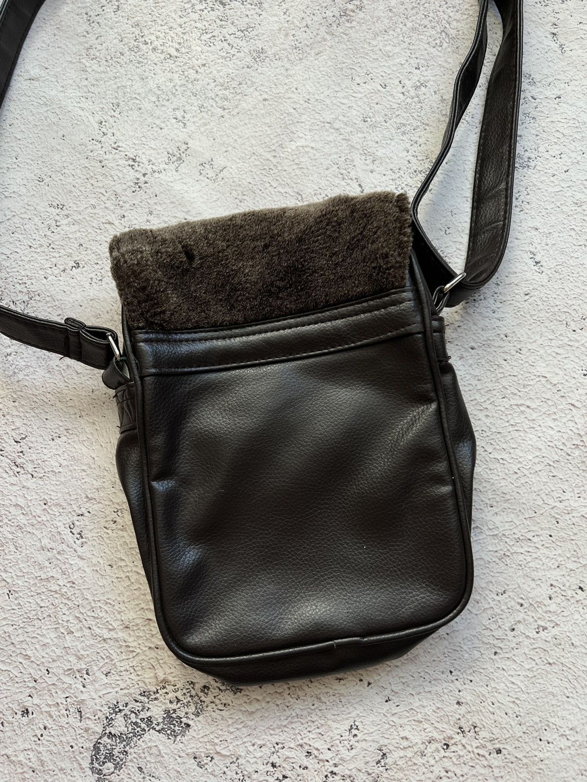Lonsdale × Vintage Y2K Vintage Lonsdale Faux Fur Shaggy Messenger Bag Size ONE SIZE - 5 Thumbnail