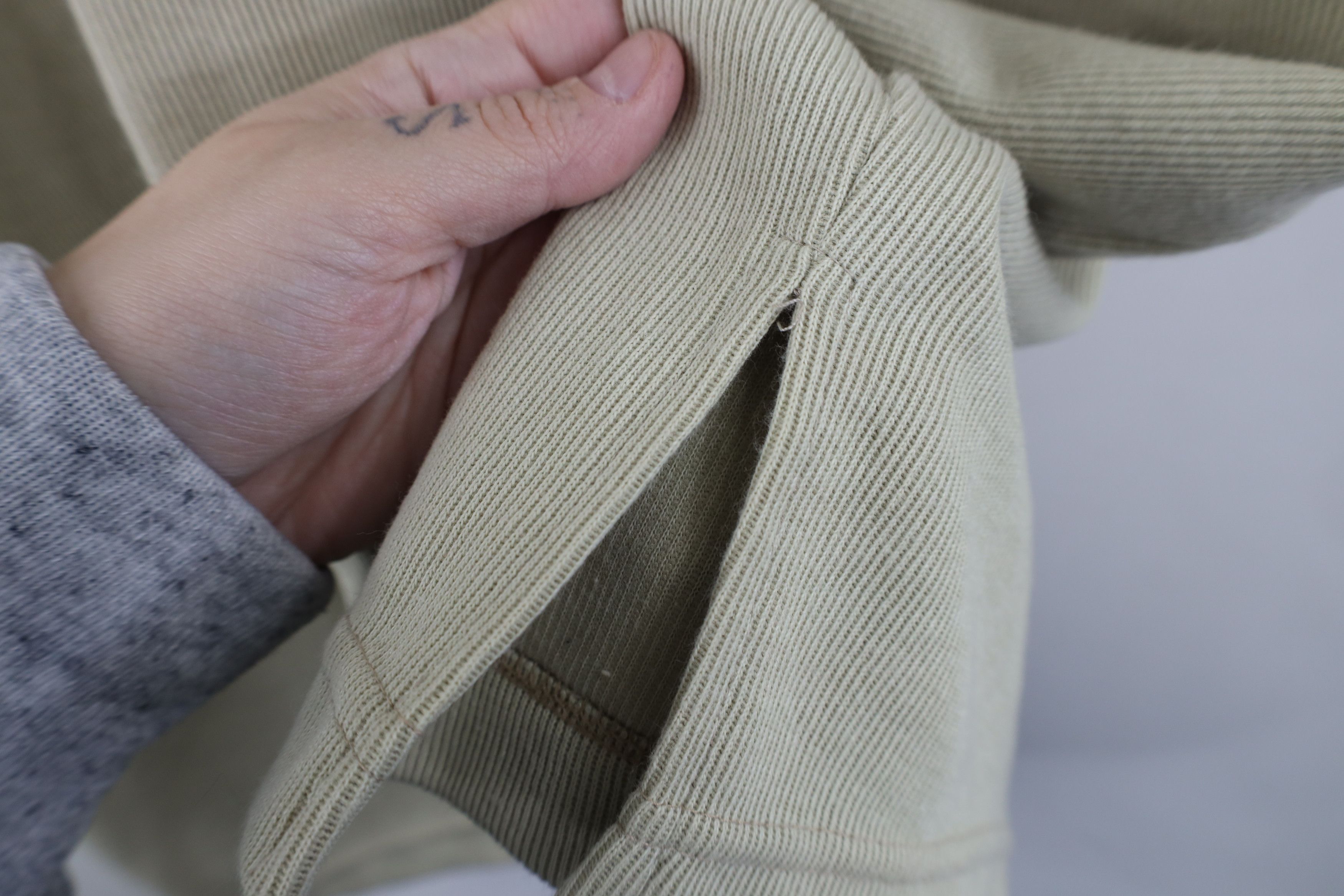 Express × Vintage Vintage 90s Express Thermal Ribbed Knit V-Neck T-Shirt Beige Size L / US 10 / IT 46 - 9 Thumbnail