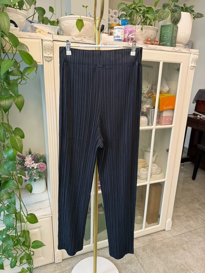 Issey Miyake Issey Miyake size:4 Black pleated straight-leg pants Size 31" - 5 Thumbnail
