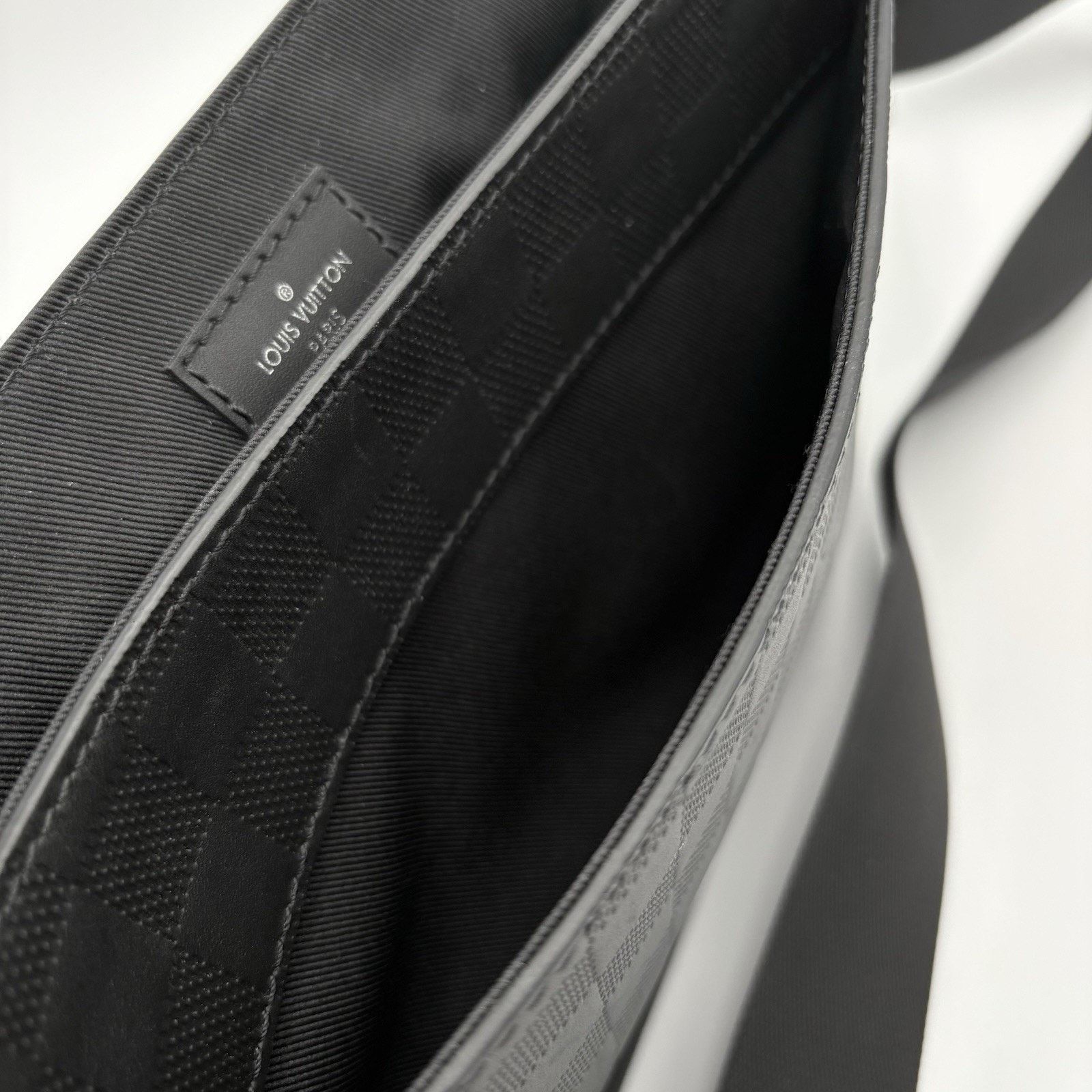 Louis Vuitton Louis Vuitton District PM Infini Messenger Bag | PRISTINE! Size ONE SIZE - 18 Thumbnail