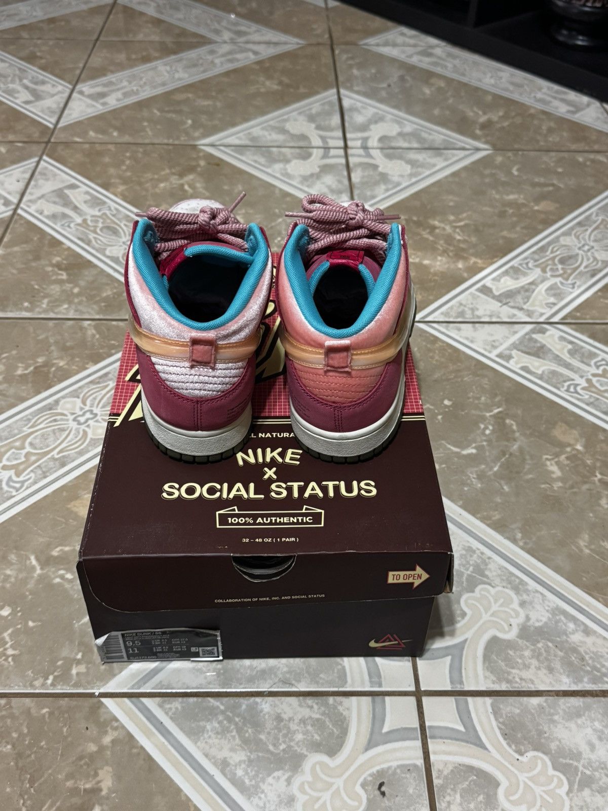Social Status Social status strawberry milk mid dunks Size US 9.5 / EU 42-43 - 7 Thumbnail