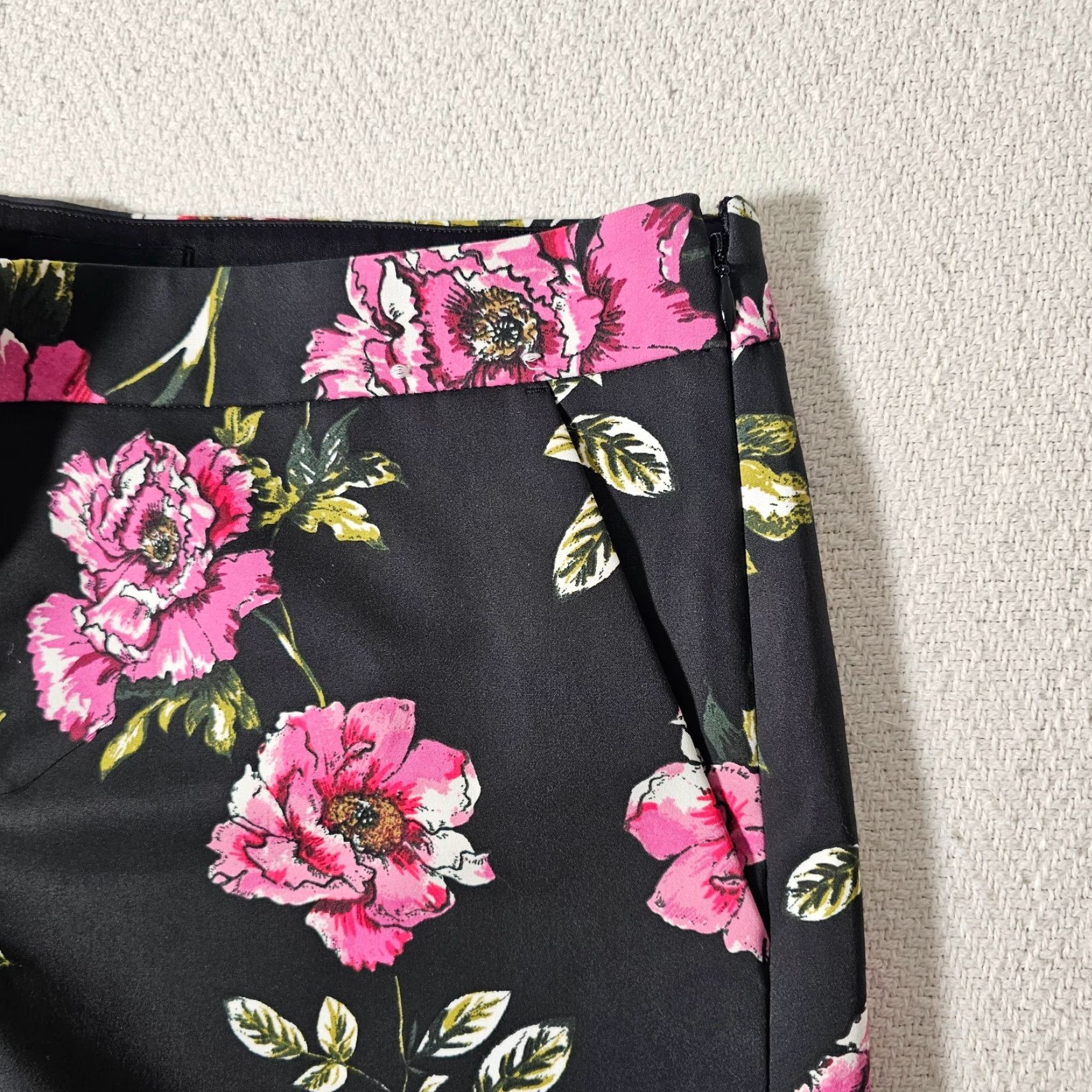 Express Express Black Floral Mid Rise Shorts Size 10 Women's Cuffed Chino Size 32" / US 10 / IT 46 - 5 Thumbnail