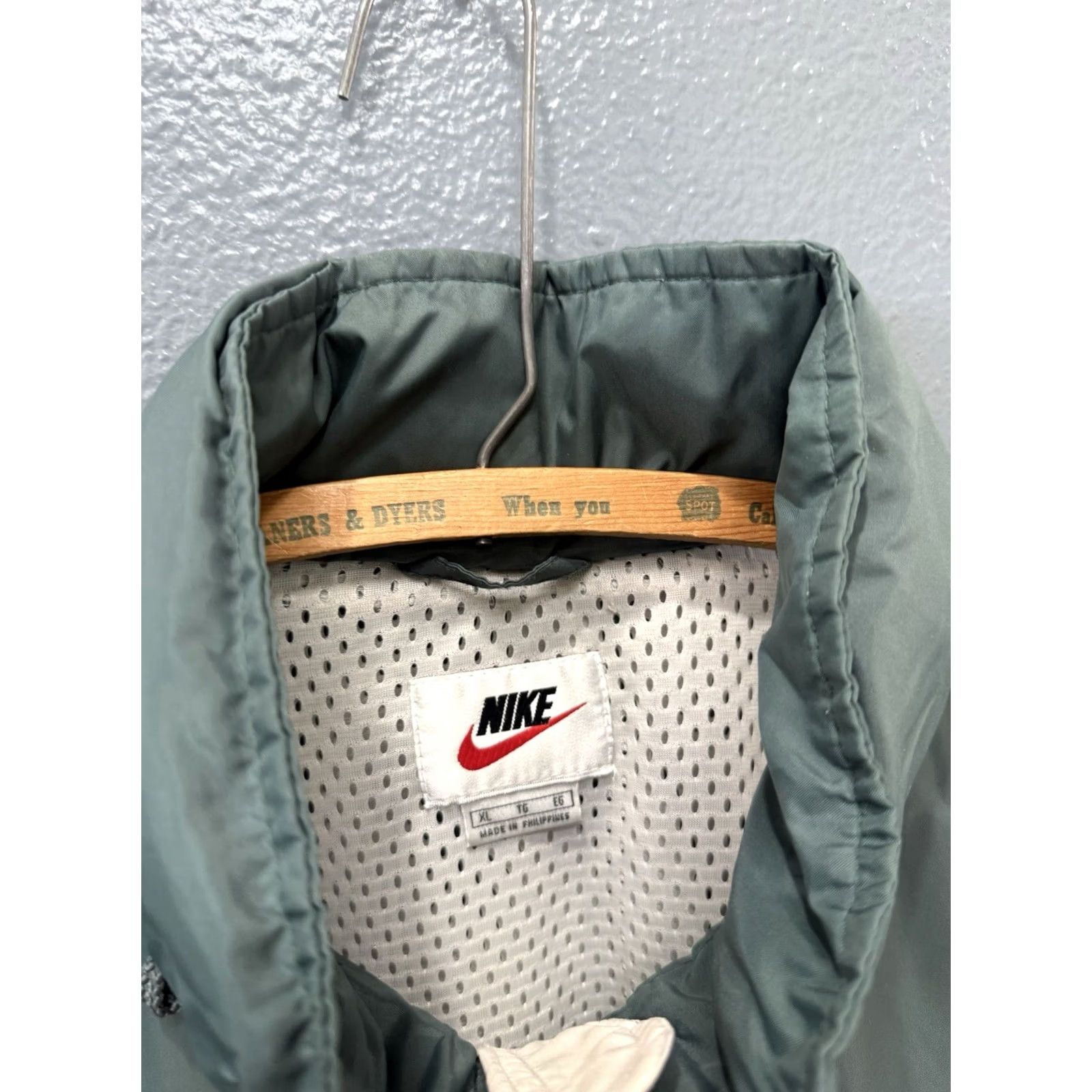 Nike VINTAGE Nike Air Swoosh Green Anorak Windbreaker Jacket L Men’s Green 90s Nike Air Windbreaker Mens Jacket Size US L / EU 52-54 / 3 - 2 Thumbnail