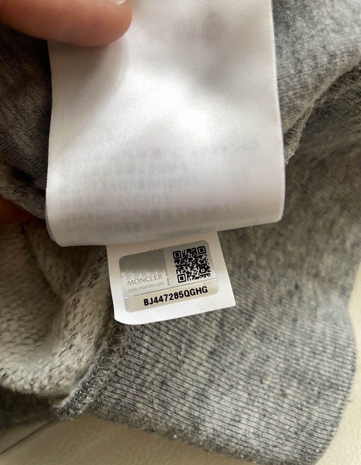 Moncler Moncler embossed jumper Size US L / EU 52-54 / 3 - 5 Thumbnail
