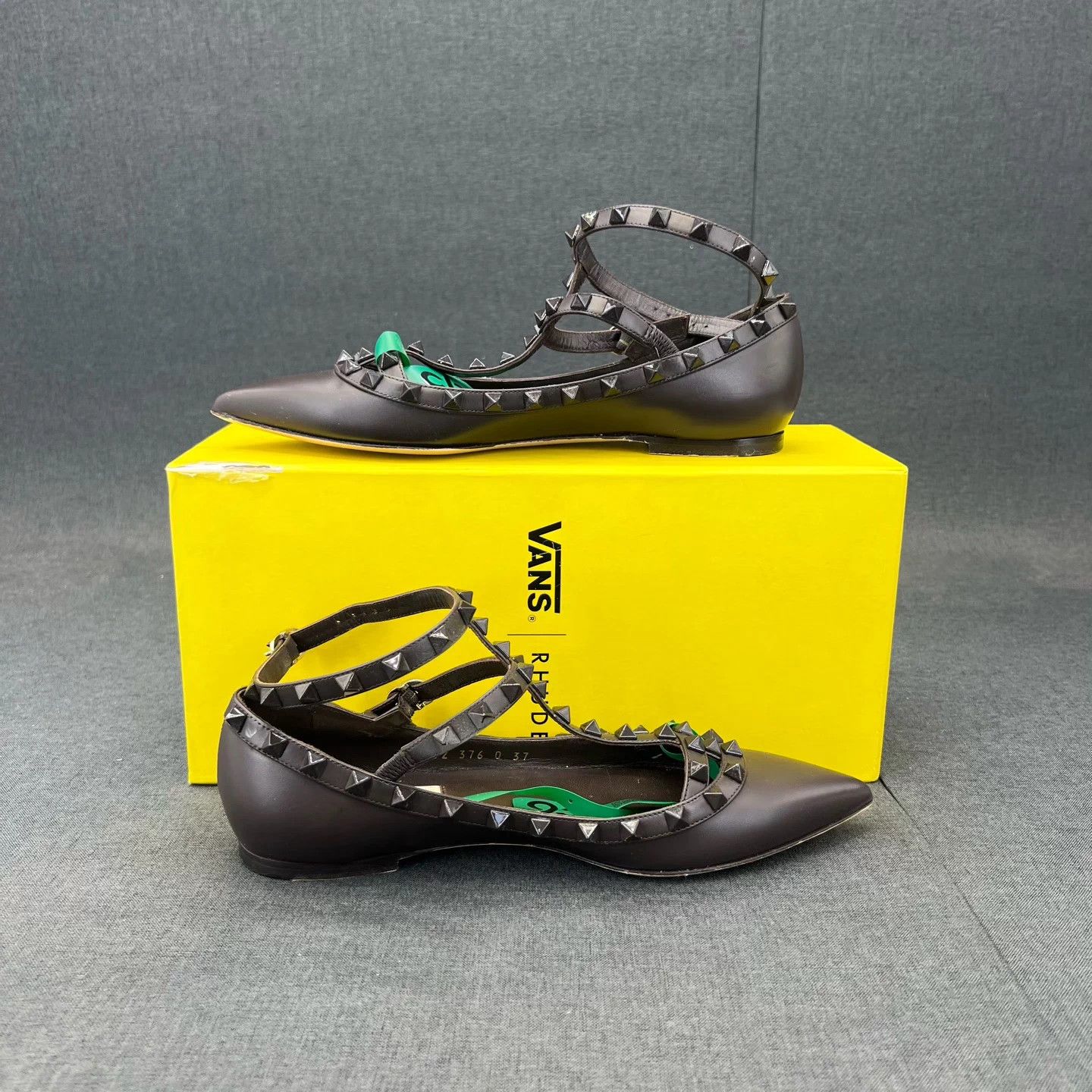 Valentino Valentino leather pointed studded ebony 37 box, cond Size US 6 / IT 36 - 3 Thumbnail