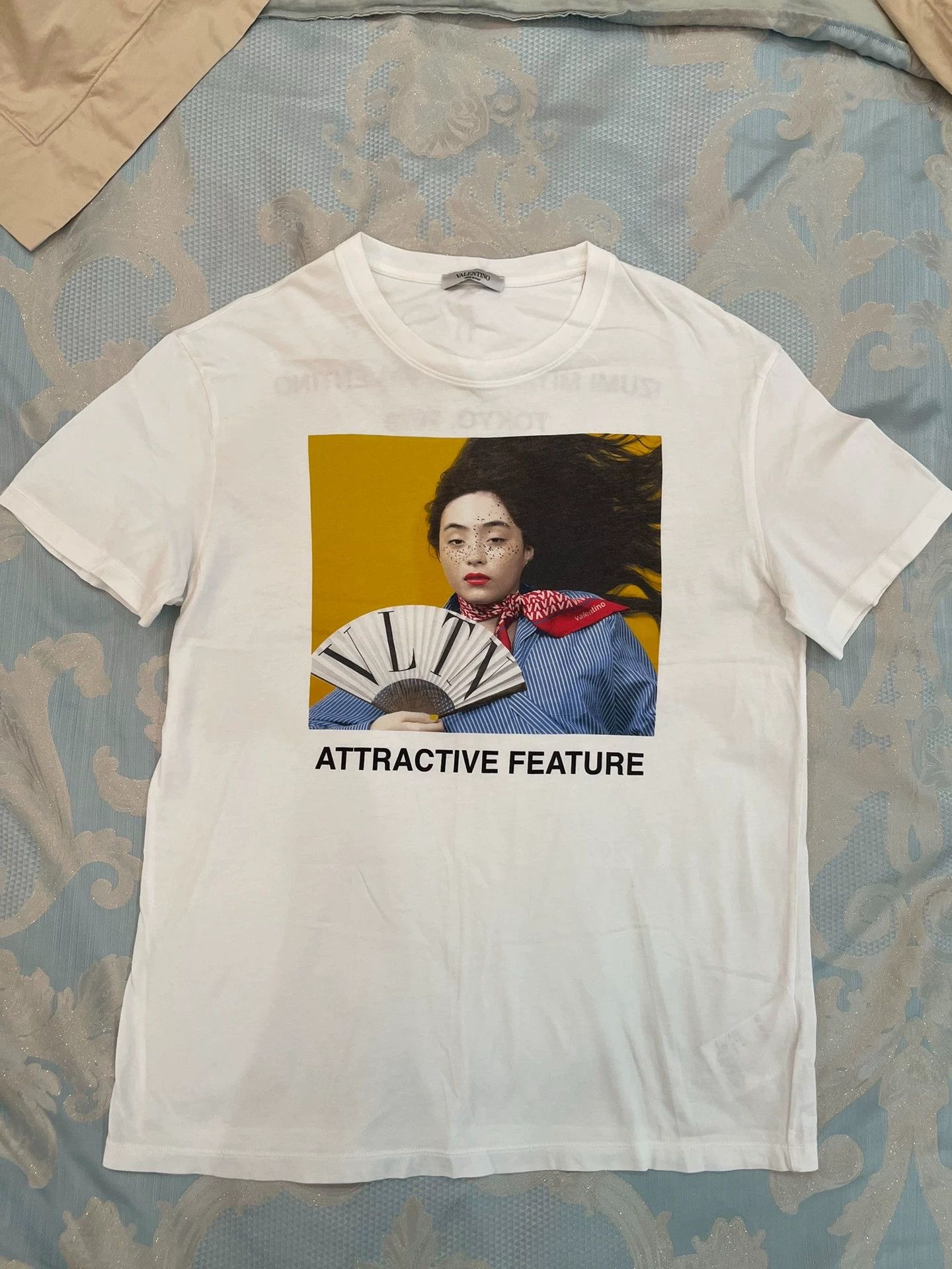 Valentino Valentino White Graffiti Short Sleeve T M (Worn Once, New) Size US M / EU 48-50 / 2 - 1 Thumbnail