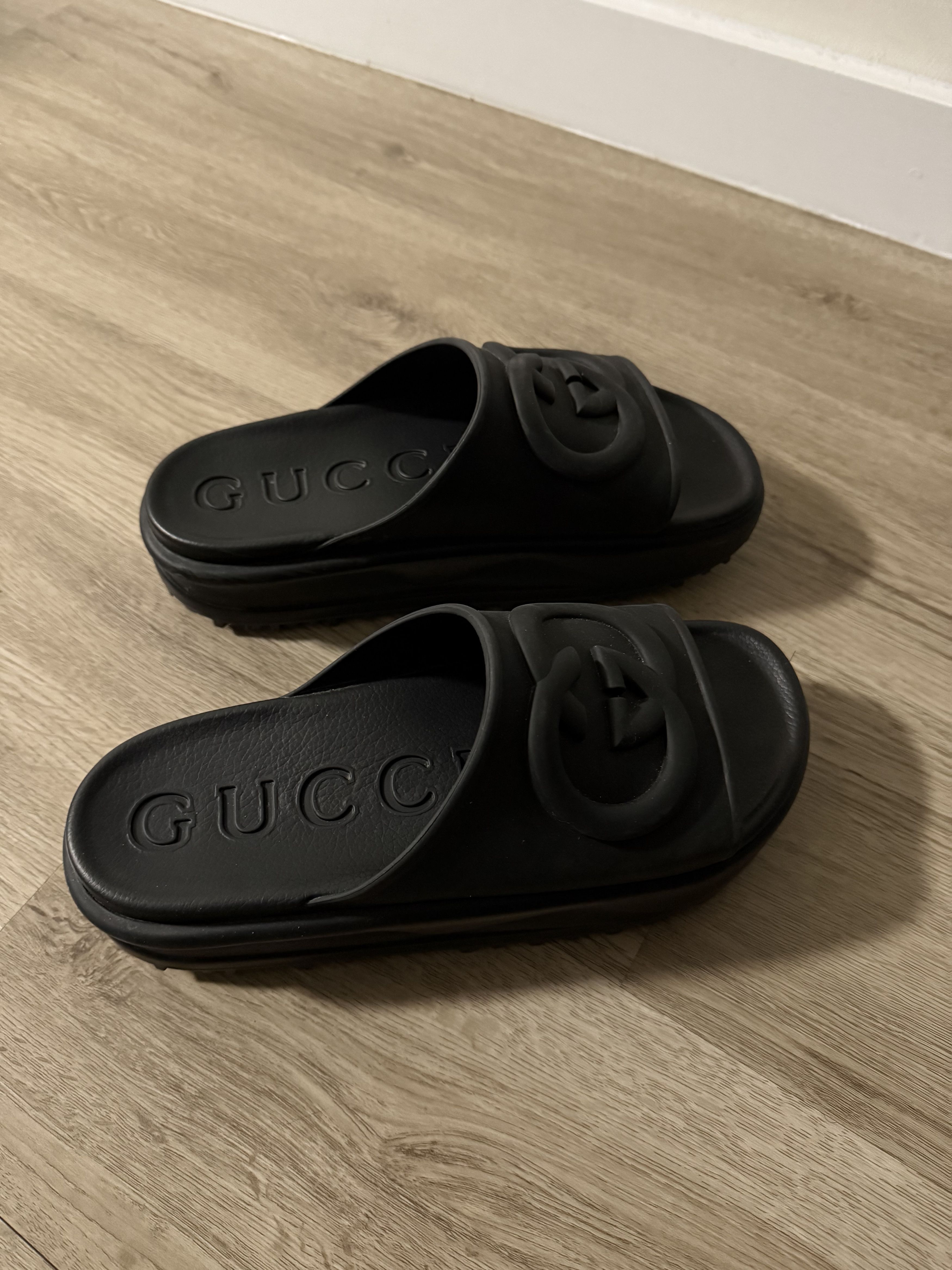 GUCCI G SLIDE INTERLOCKING