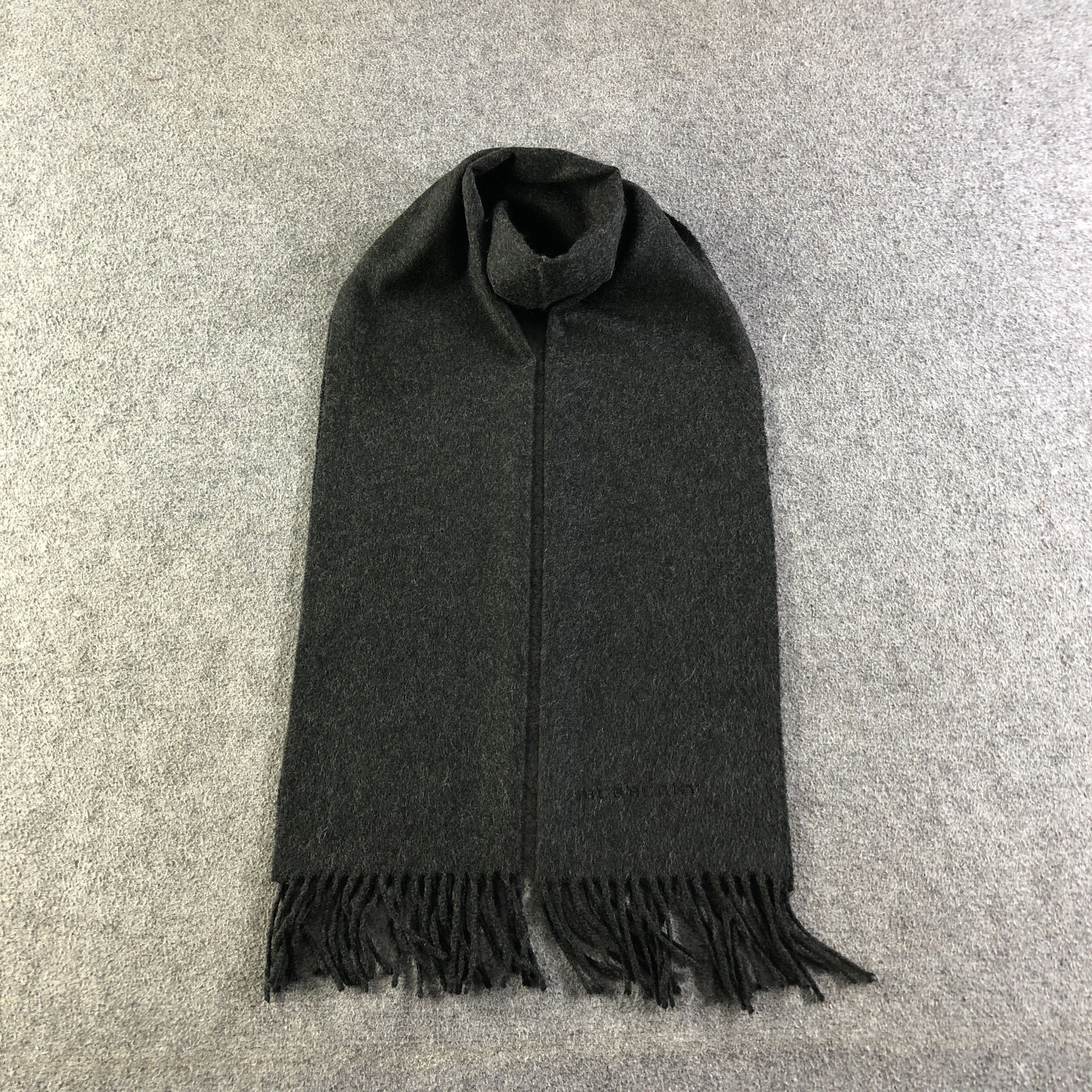 Burberry Burberry Plain Cashmere Scarf Muffler V2676 Size ONE SIZE - 1 Thumbnail